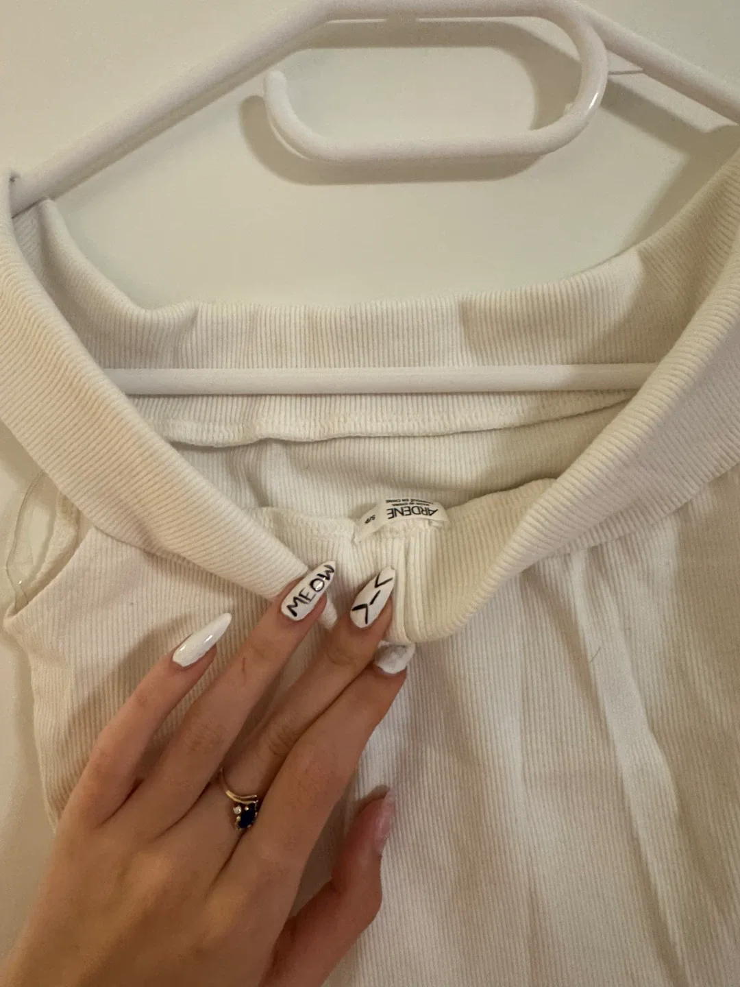 Ardene White Off-Shoulder Crop Top image indicator(3)