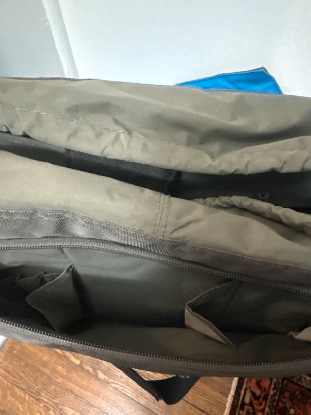 Golla Generation Mobile Messenger Bag image indicator(3)