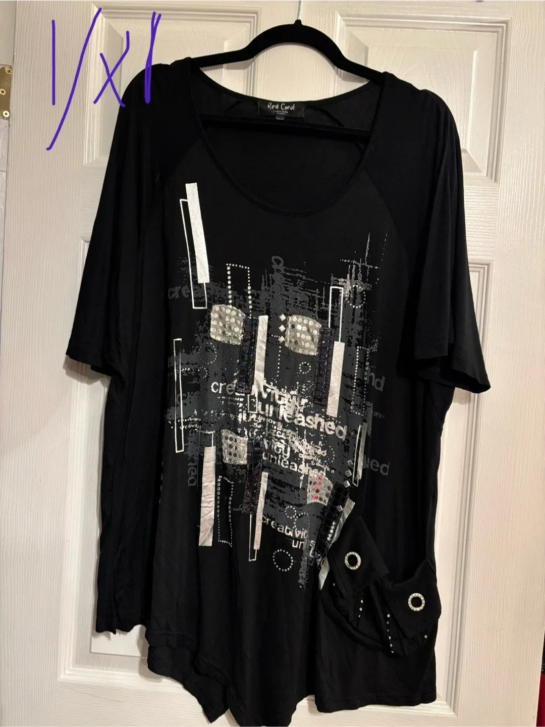 Red Coral Black Graphic Tees - Size L/XL image indicator(2)