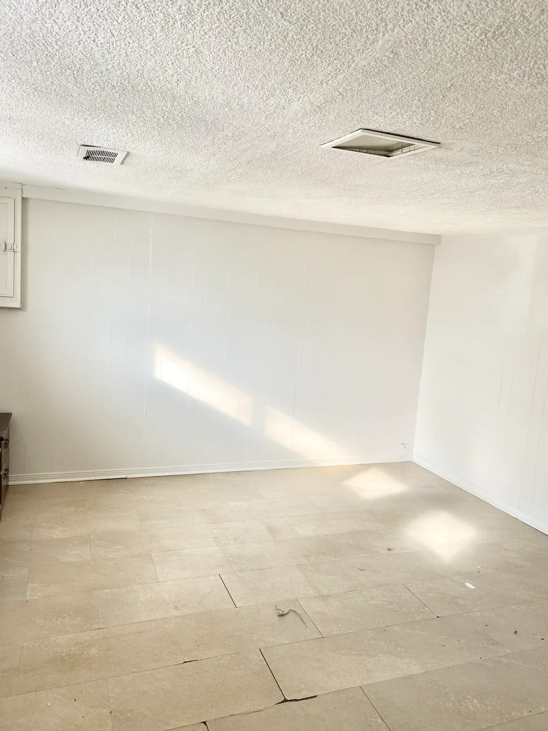 Basement room for rent - Wifi and utilities included image indicator(2)