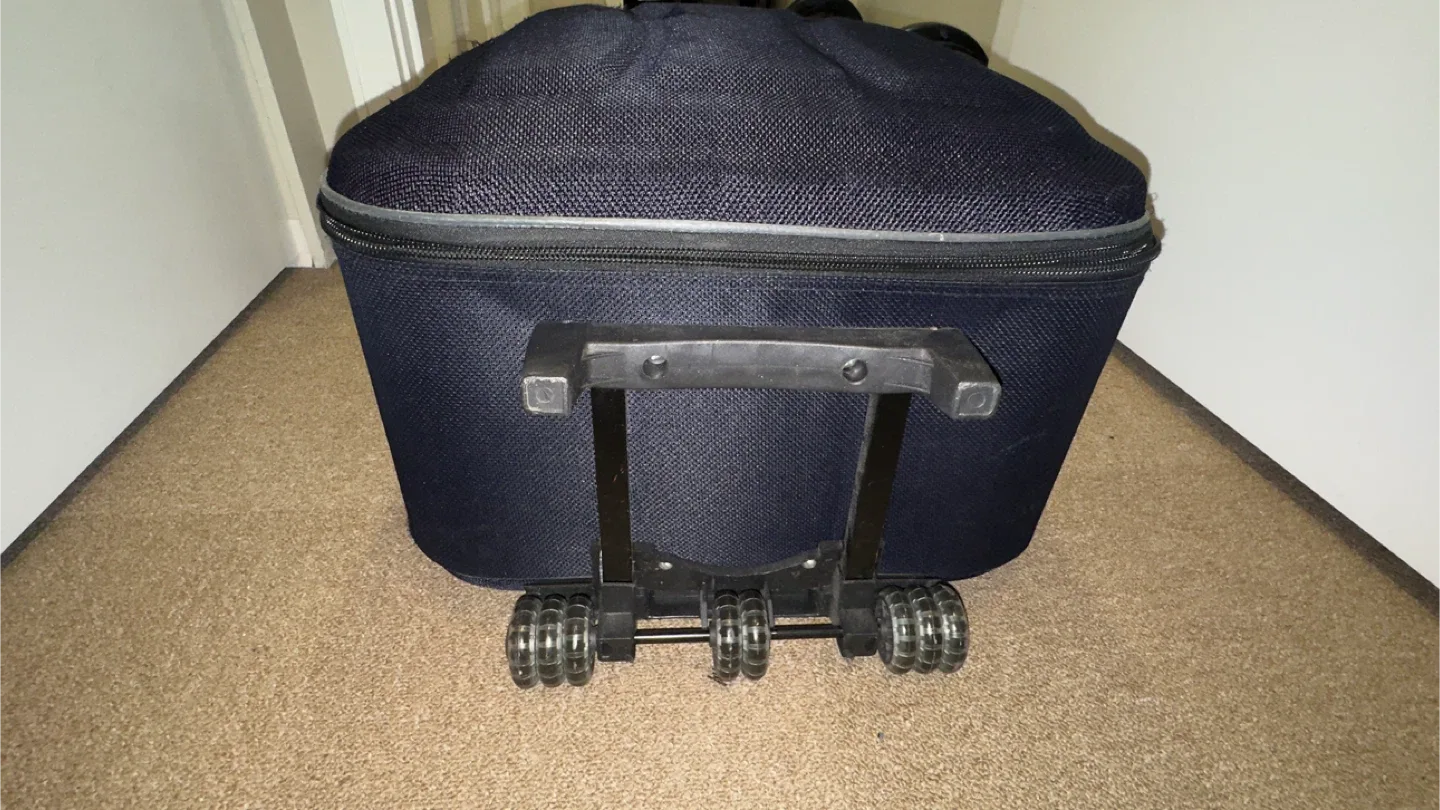 Delsey Black Rolling Suitcase image indicator(2)