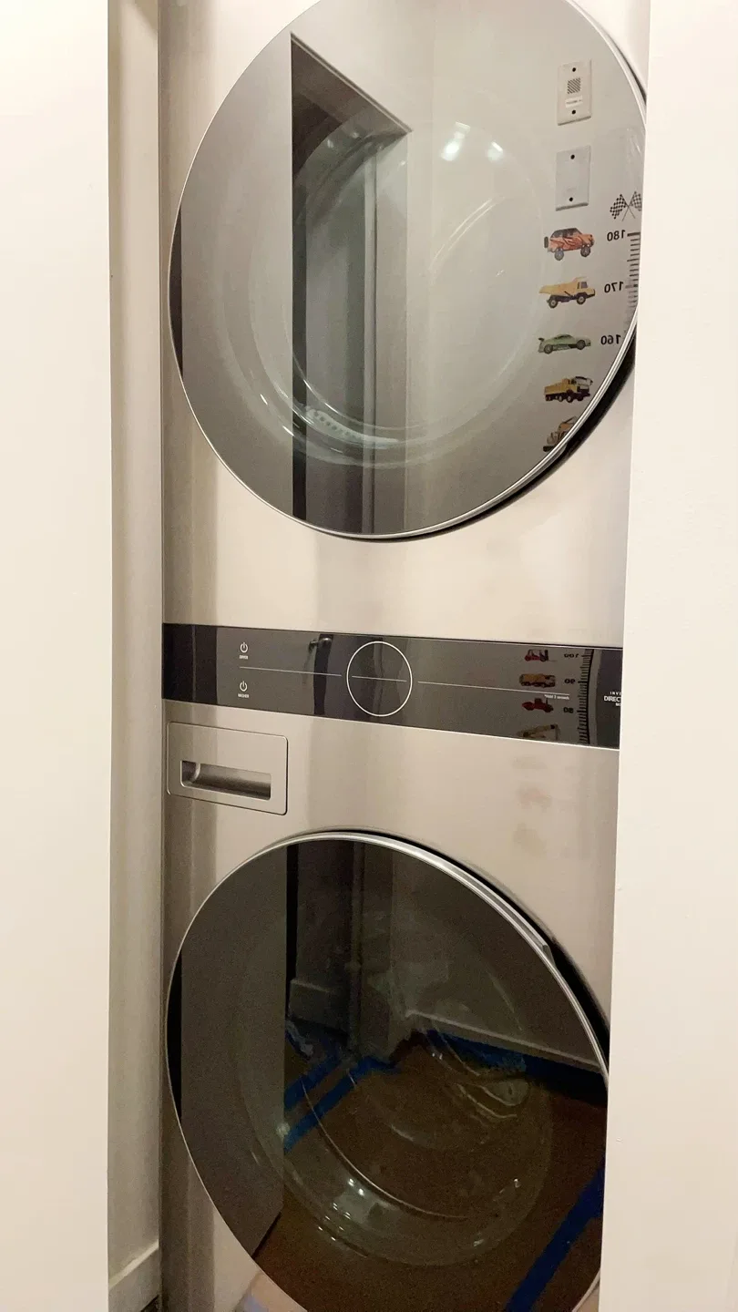 Best location! Furnished 1 bed 1 bath w/ spacious private patio! image indicator(6)