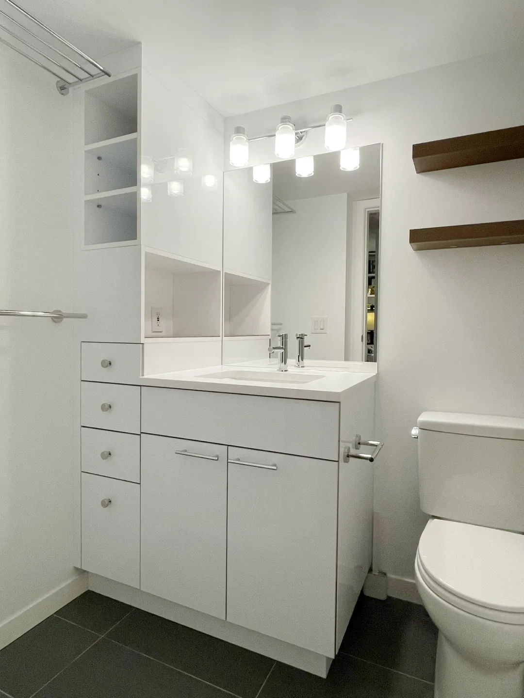 Best location! Furnished 1 bed 1 bath w/ spacious private patio! image indicator(4)