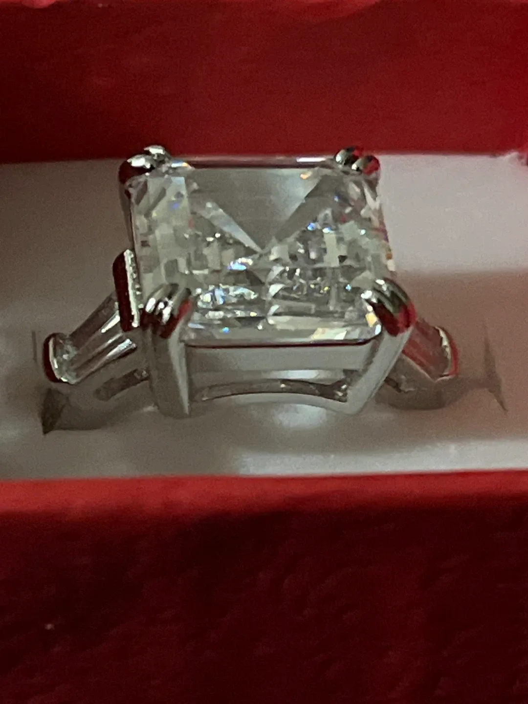 Stunning moissanite (aka Lab Diamond) ring. image indicator(3)