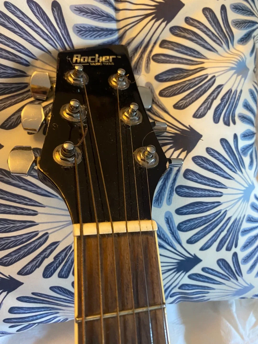 Rocker Acoustic Guitar image indicator(3)