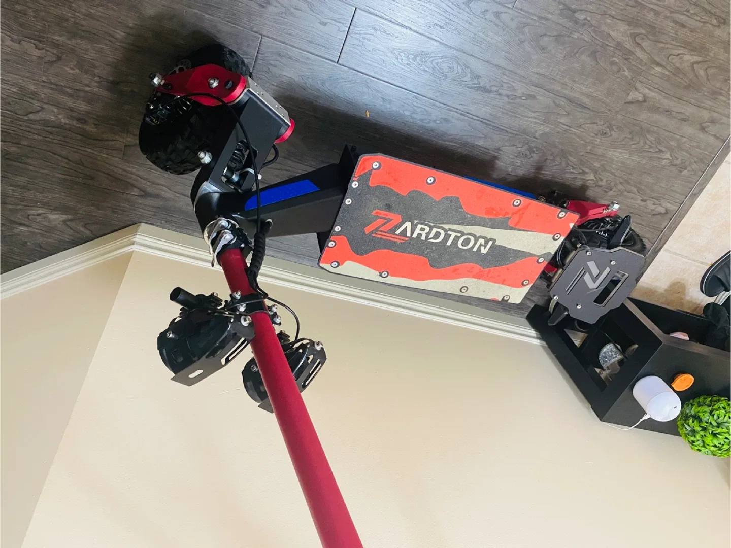 Zardton Electric Scooter - Red & Black image indicator(3)