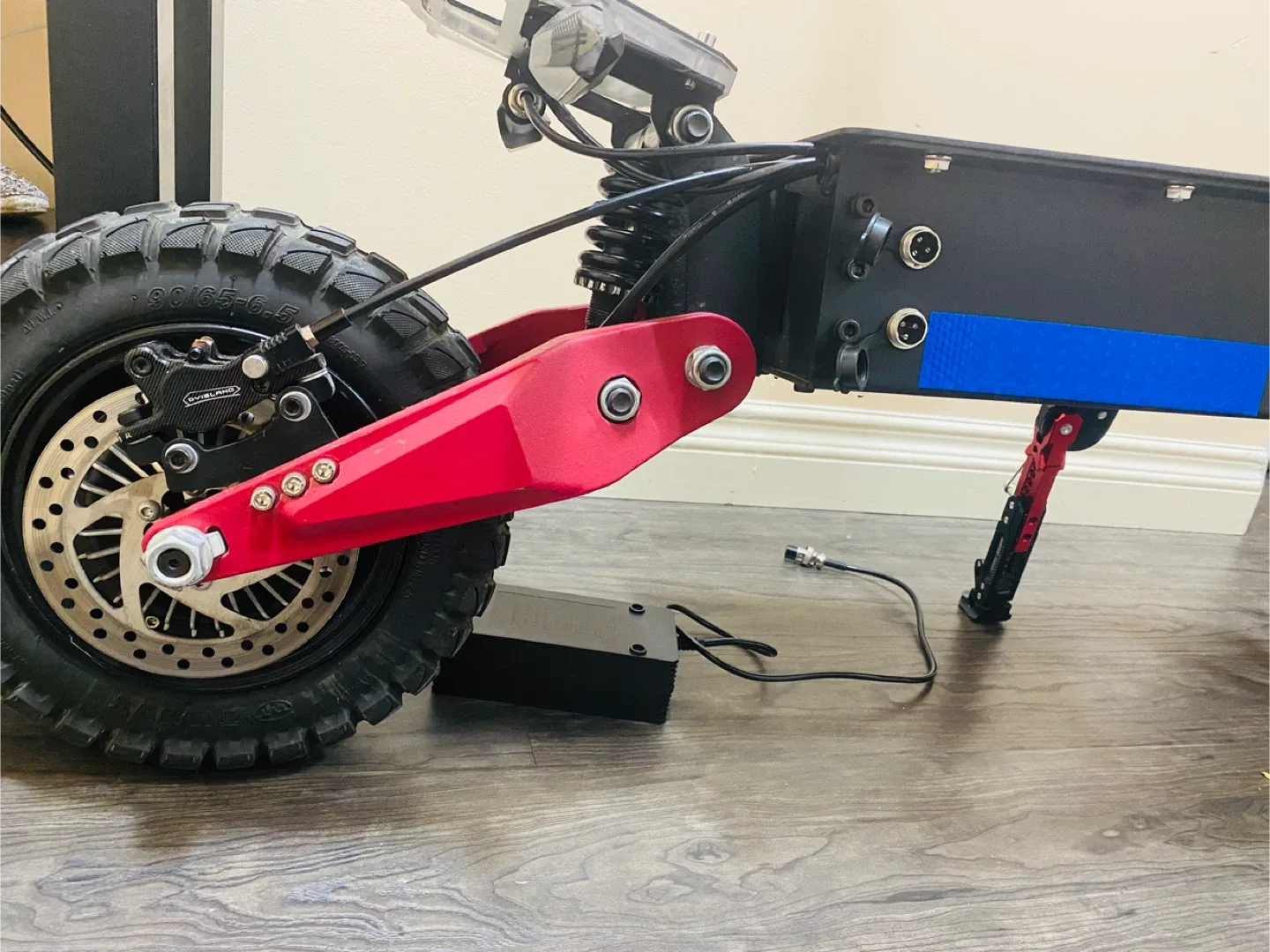 Zardton Electric Scooter - Red & Black image indicator(2)