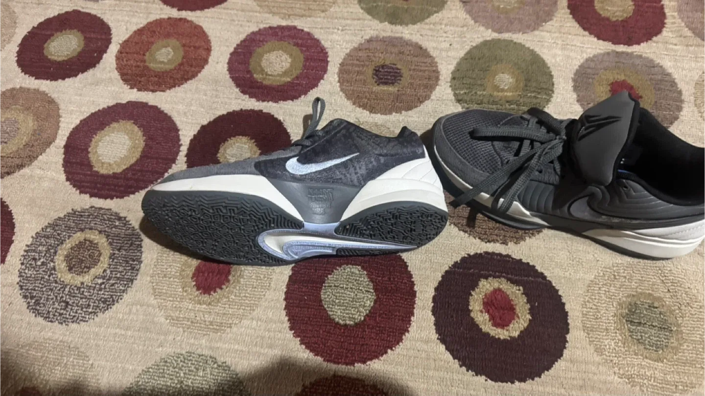 Nike Kobe Mentality Basketball Shoes, Size 8 image indicator(3)