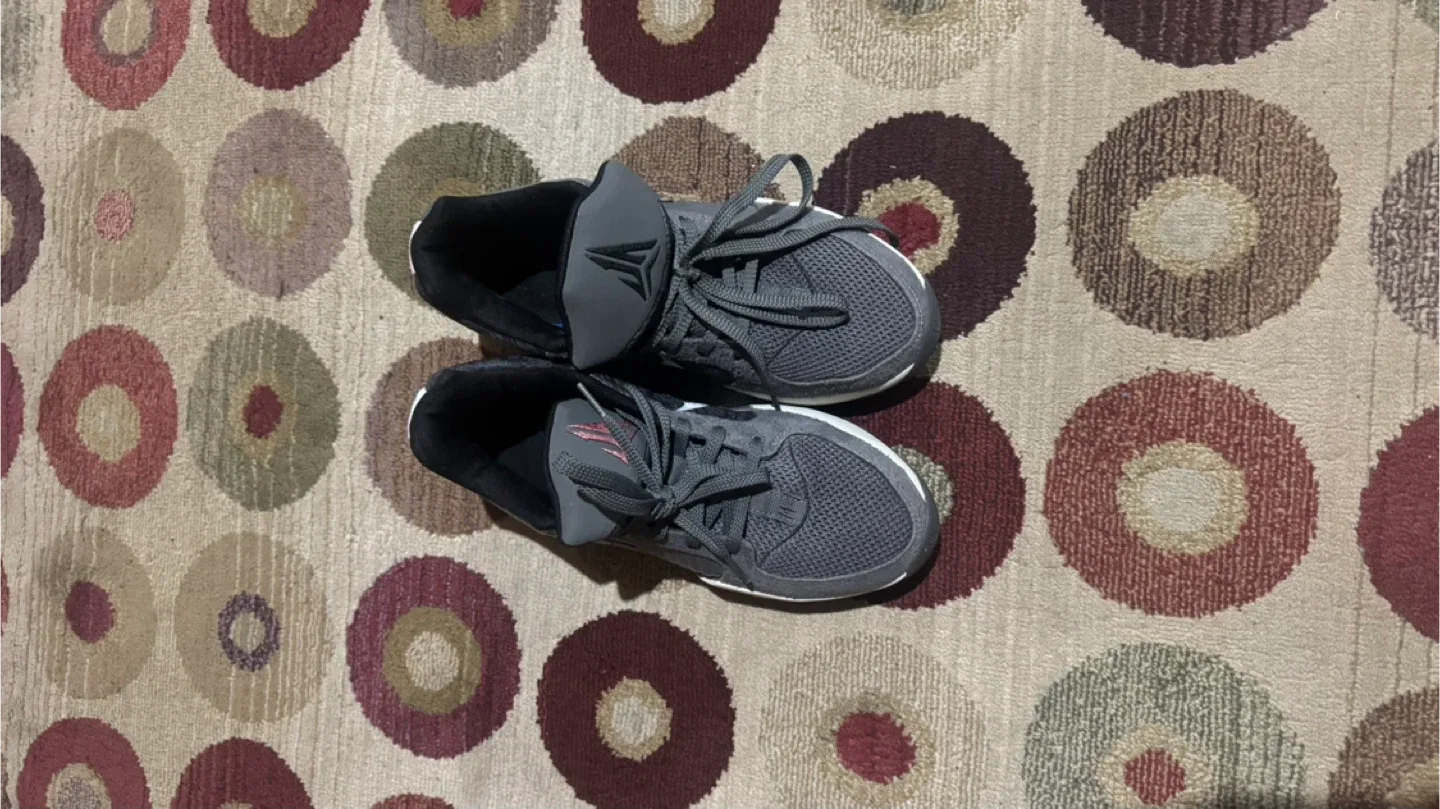 Nike Kobe Mentality Basketball Shoes, Size 8 image indicator(2)