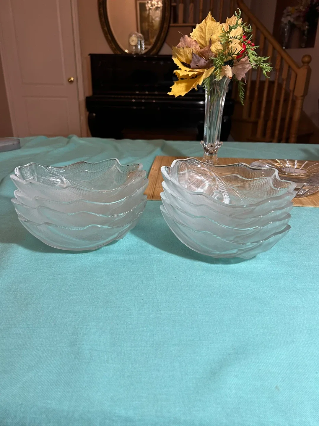Set of 8 Clear Glass Leaf Bowls image indicator(3)