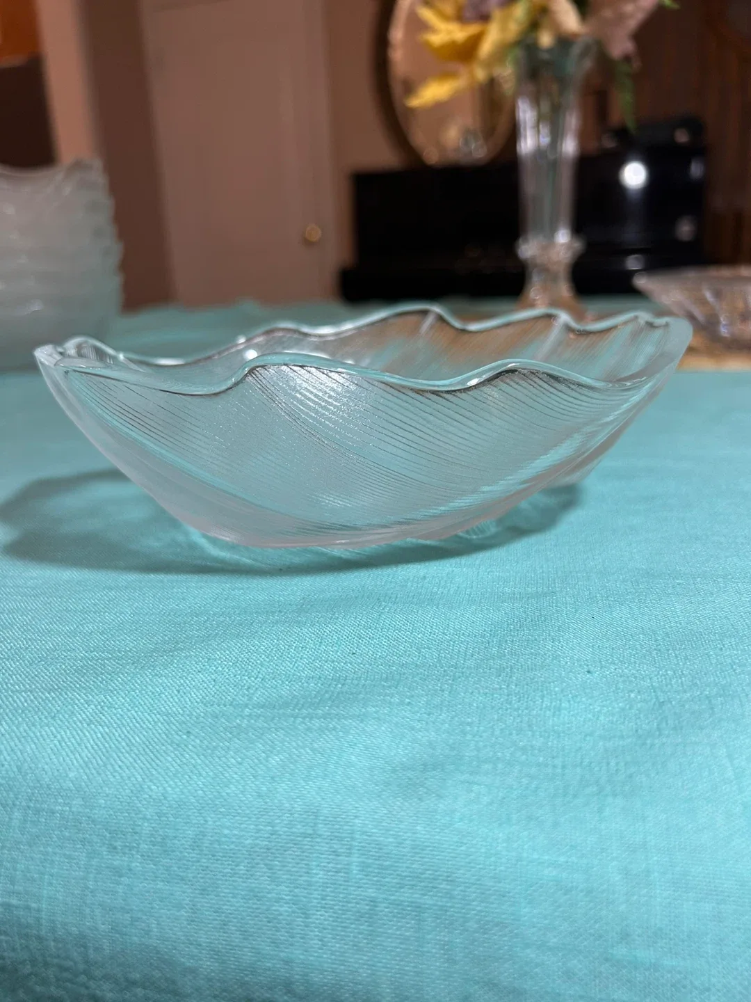 Set of 8 Clear Glass Leaf Bowls image indicator(5)