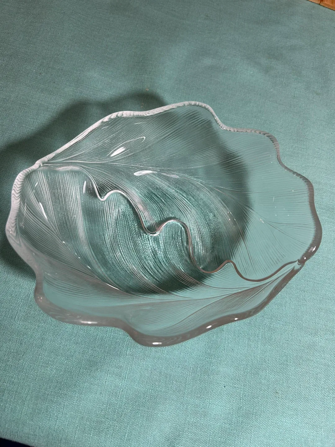 Set of 8 Clear Glass Leaf Bowls image indicator(4)