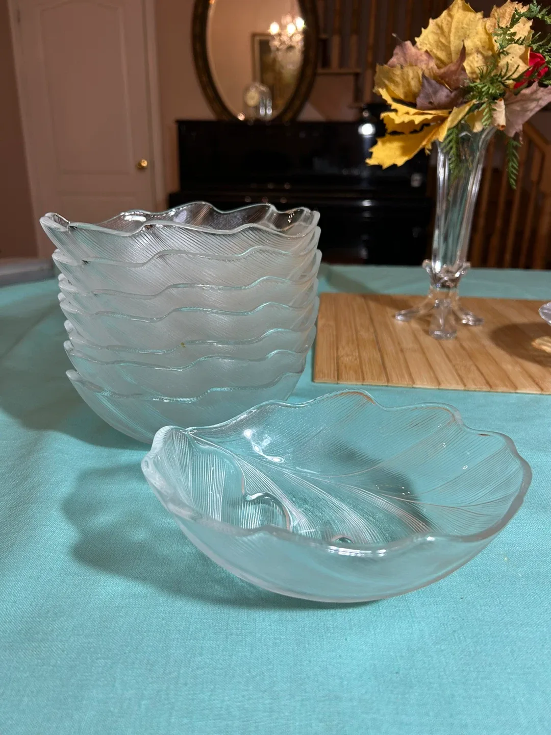Set of 8 Clear Glass Leaf Bowls image indicator(8)