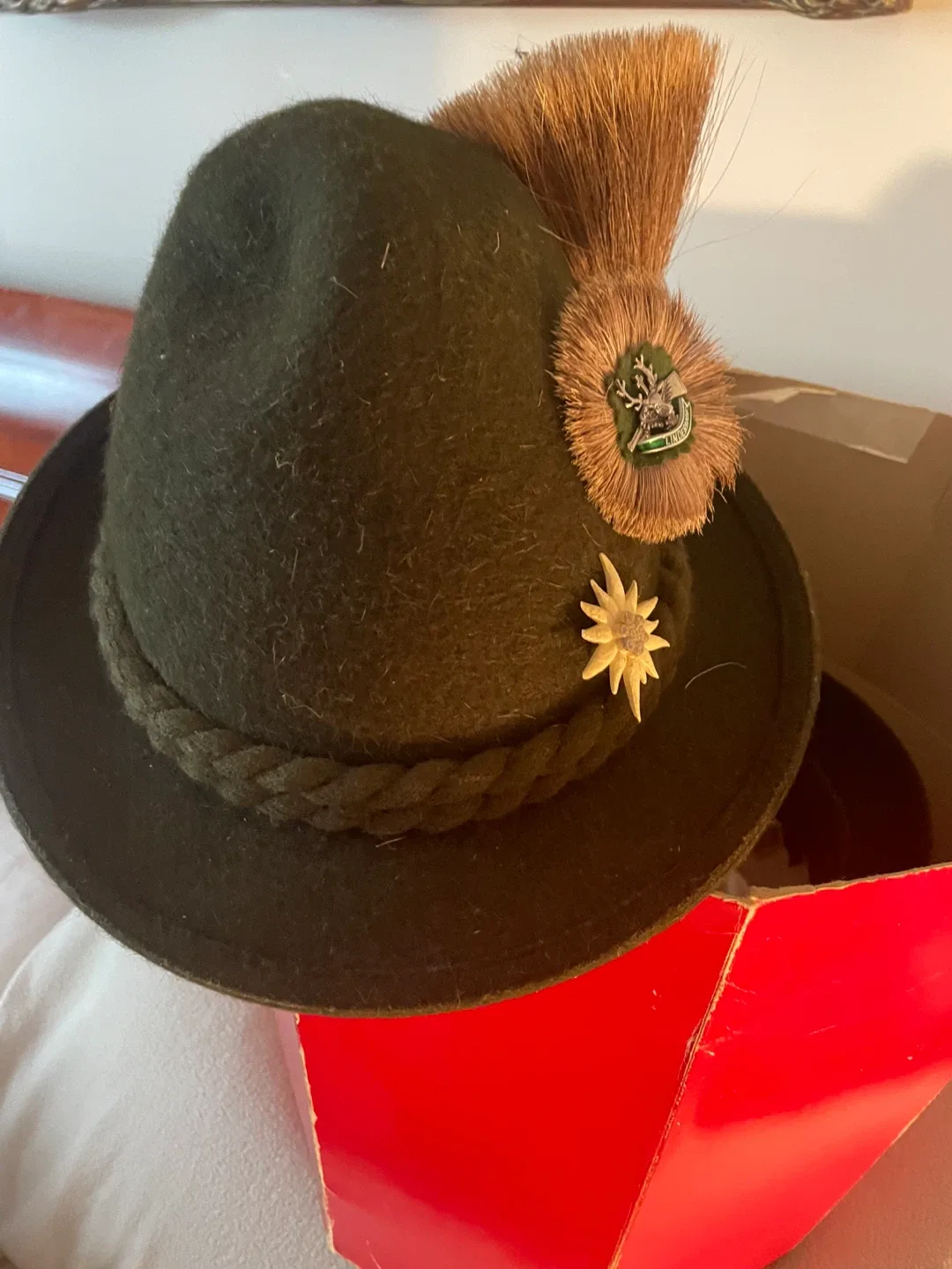 Tyrolean Hat with Feather image indicator(4)