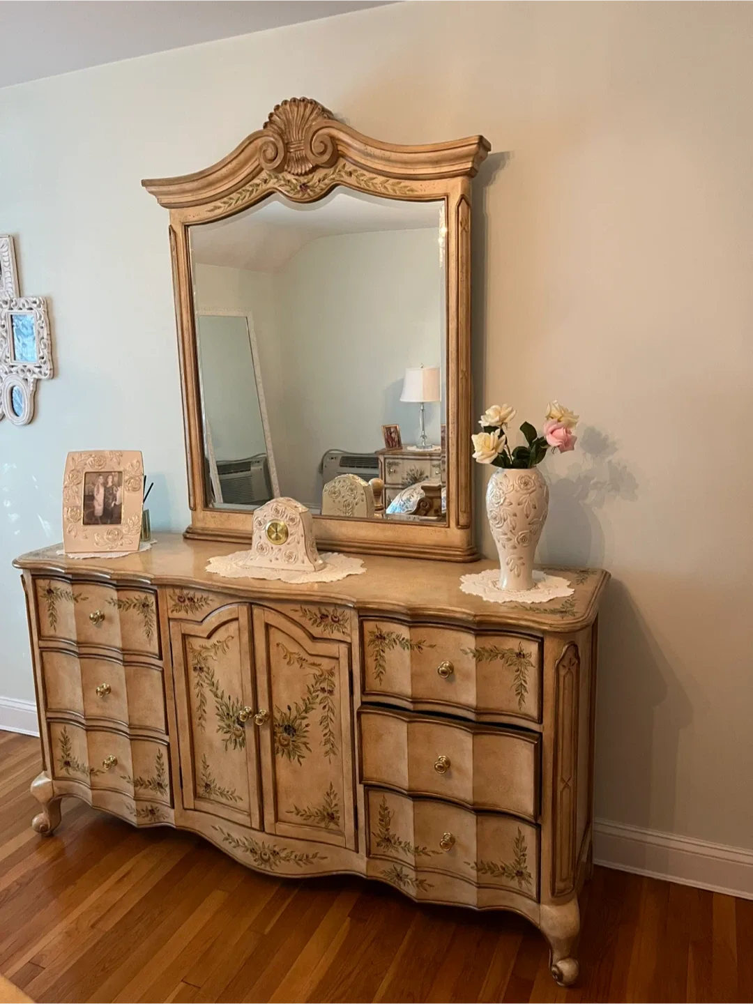 Vintage Floral Dresser with Mirror image indicator(3)