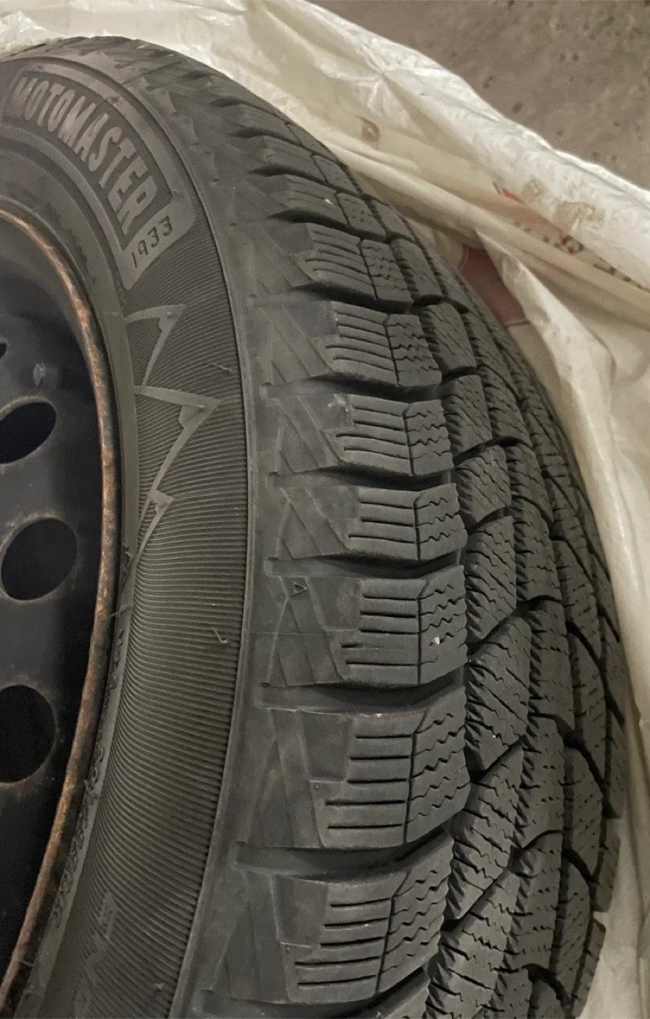 Motomaster Winter Tire 205/55R16 image indicator(2)