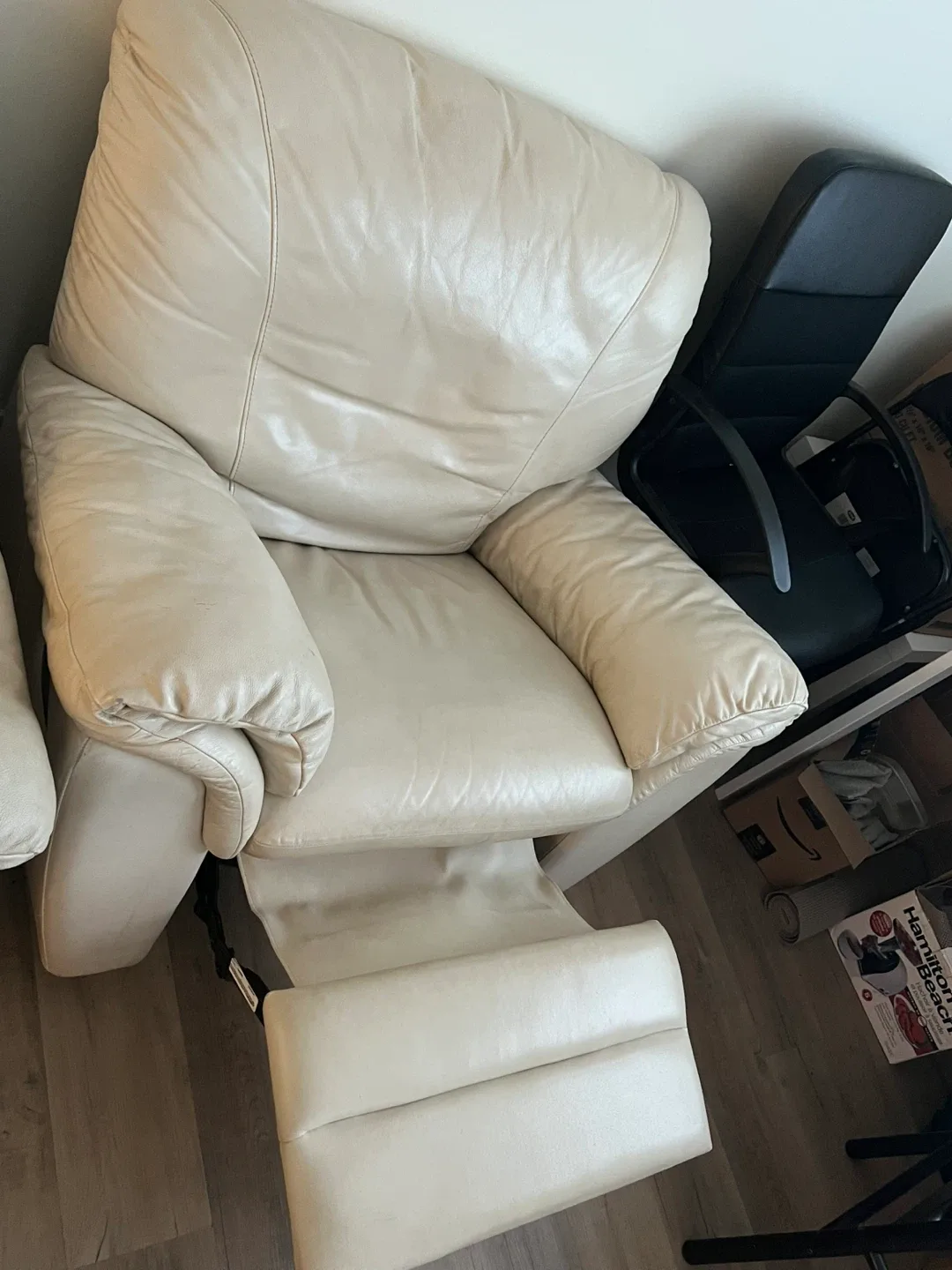 Cream Leather 2-Seat Sofa and Recliner Set image indicator(4)