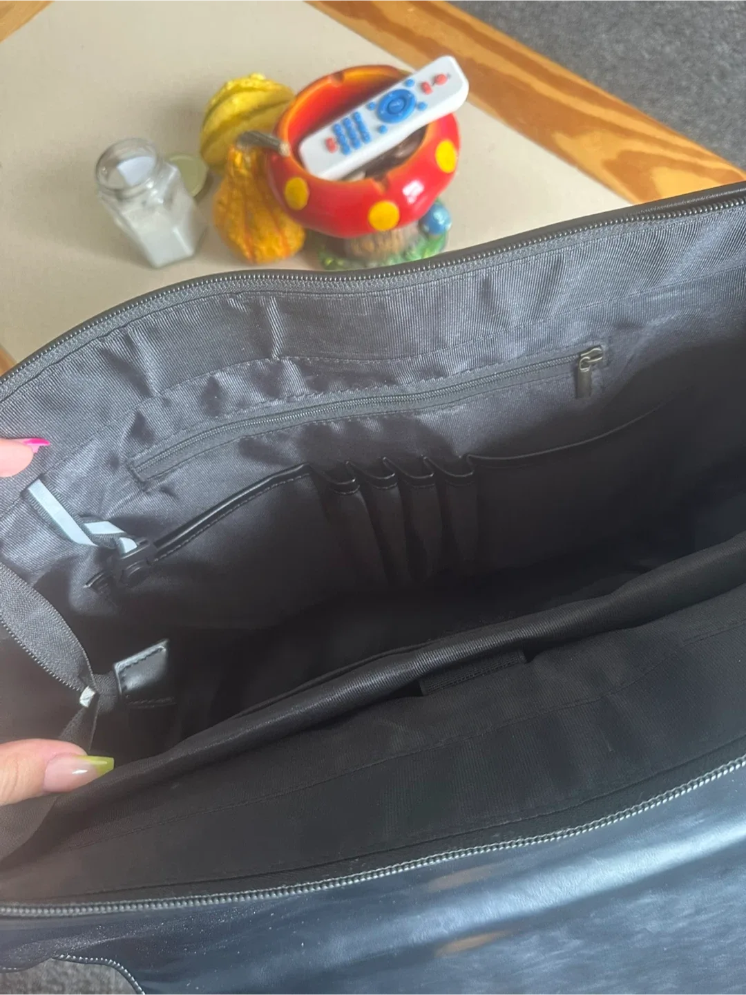 Black Leather Messenger Bag image indicator(3)