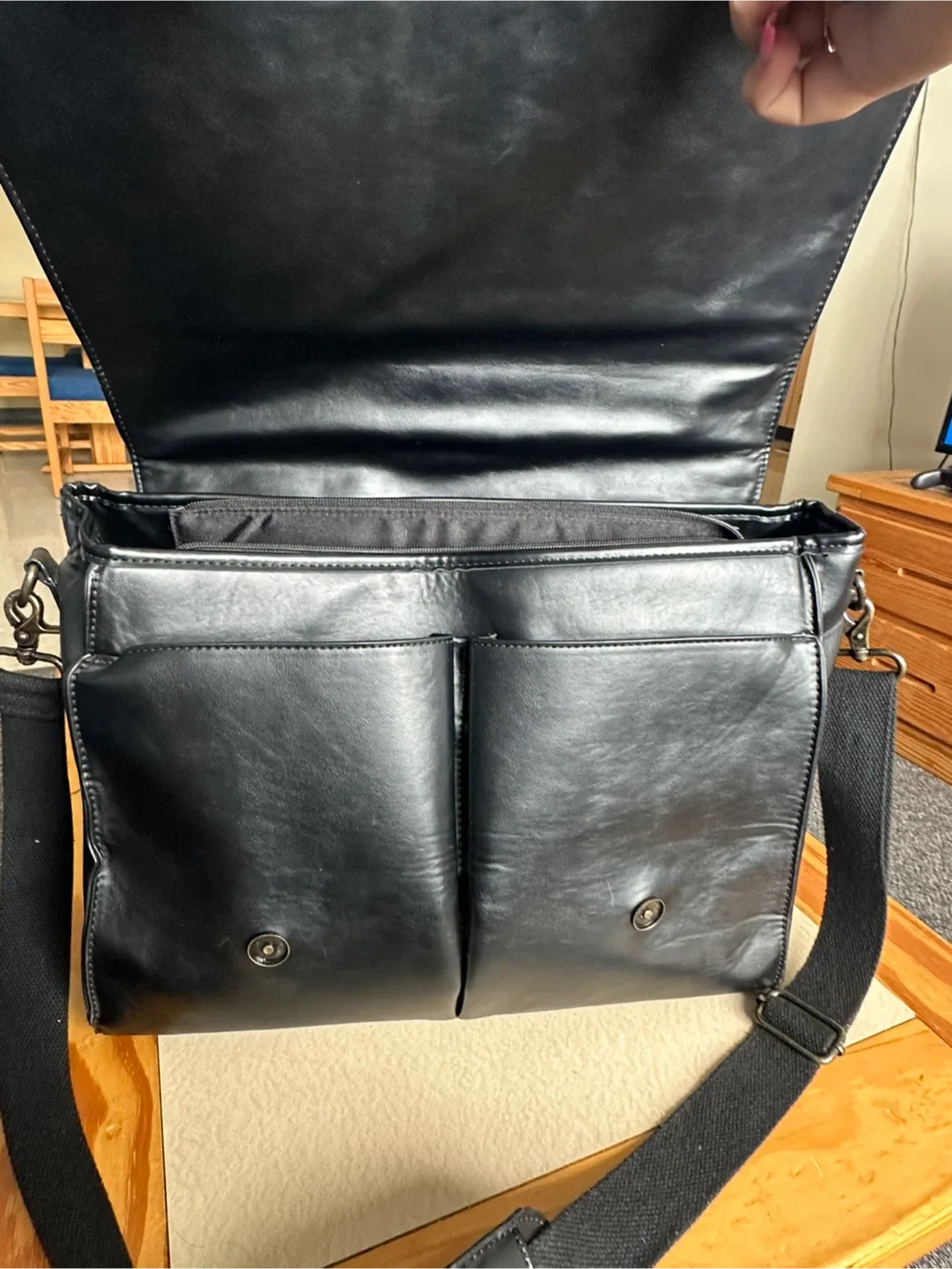 Black Leather Messenger Bag image indicator(2)