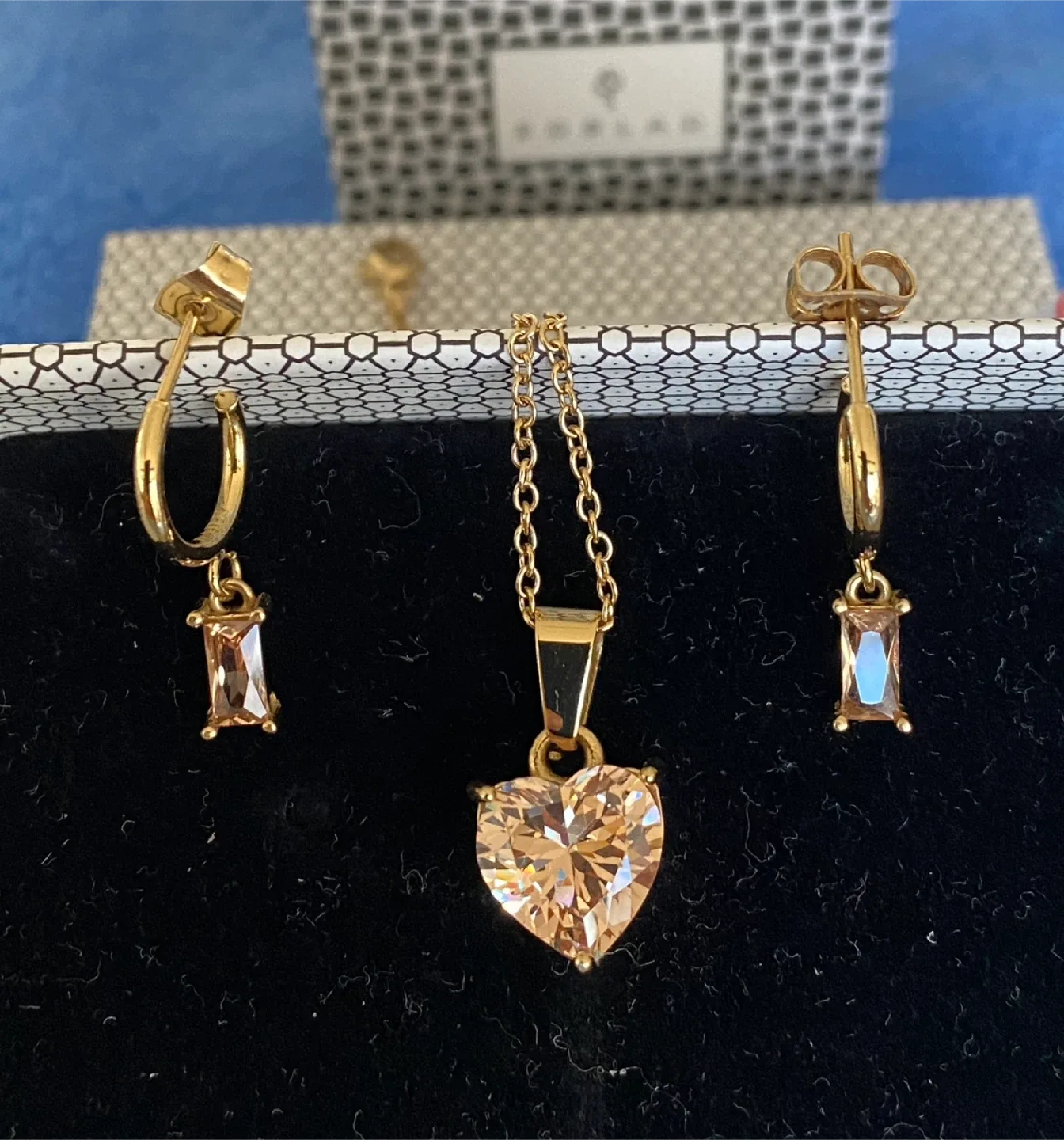 New Sweden Sorrelli Gold Plated Necklace with earrings