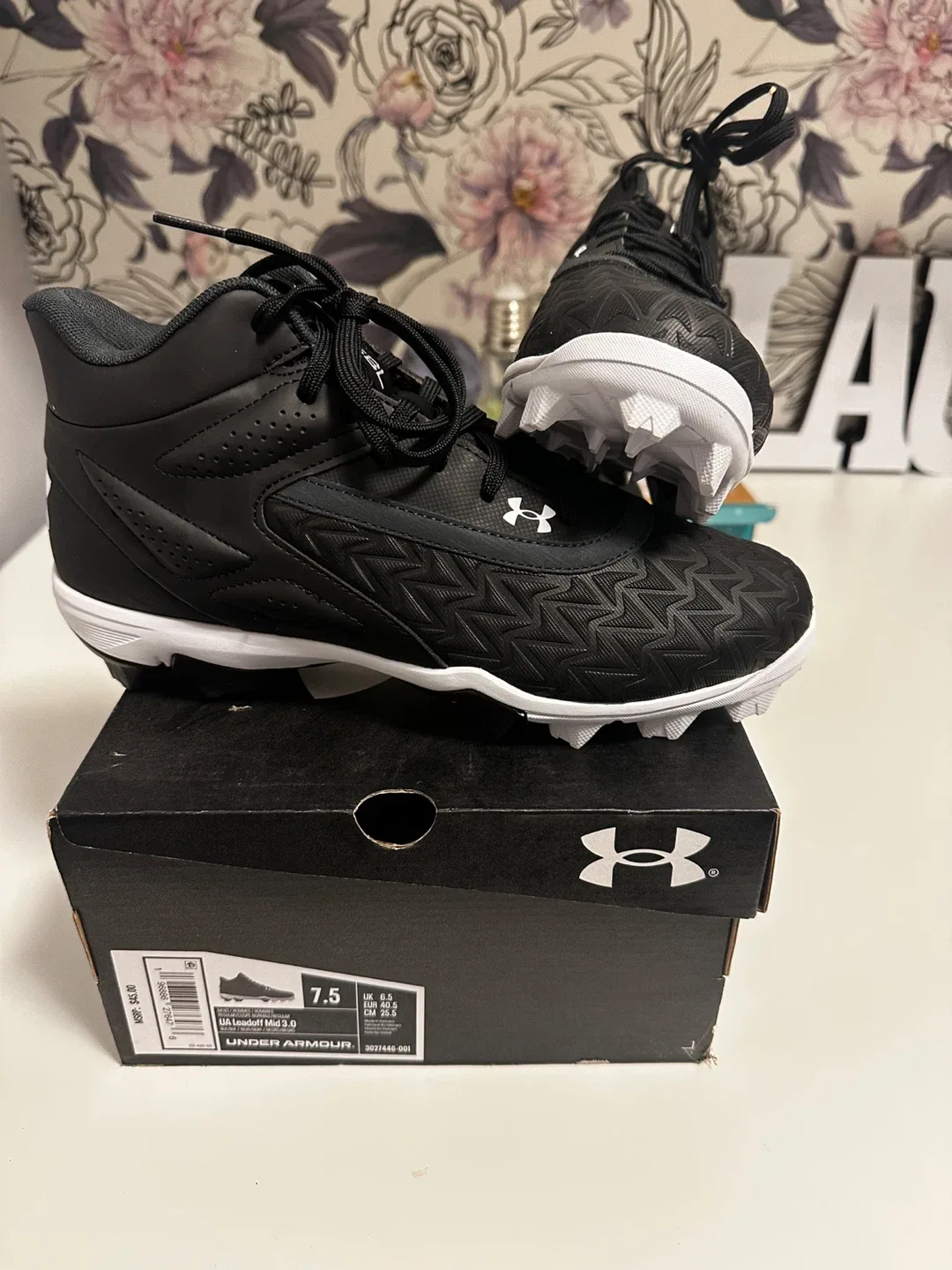 Under Armour Leadoff Mid 3.0 Baseball Cleats - Size 7.5