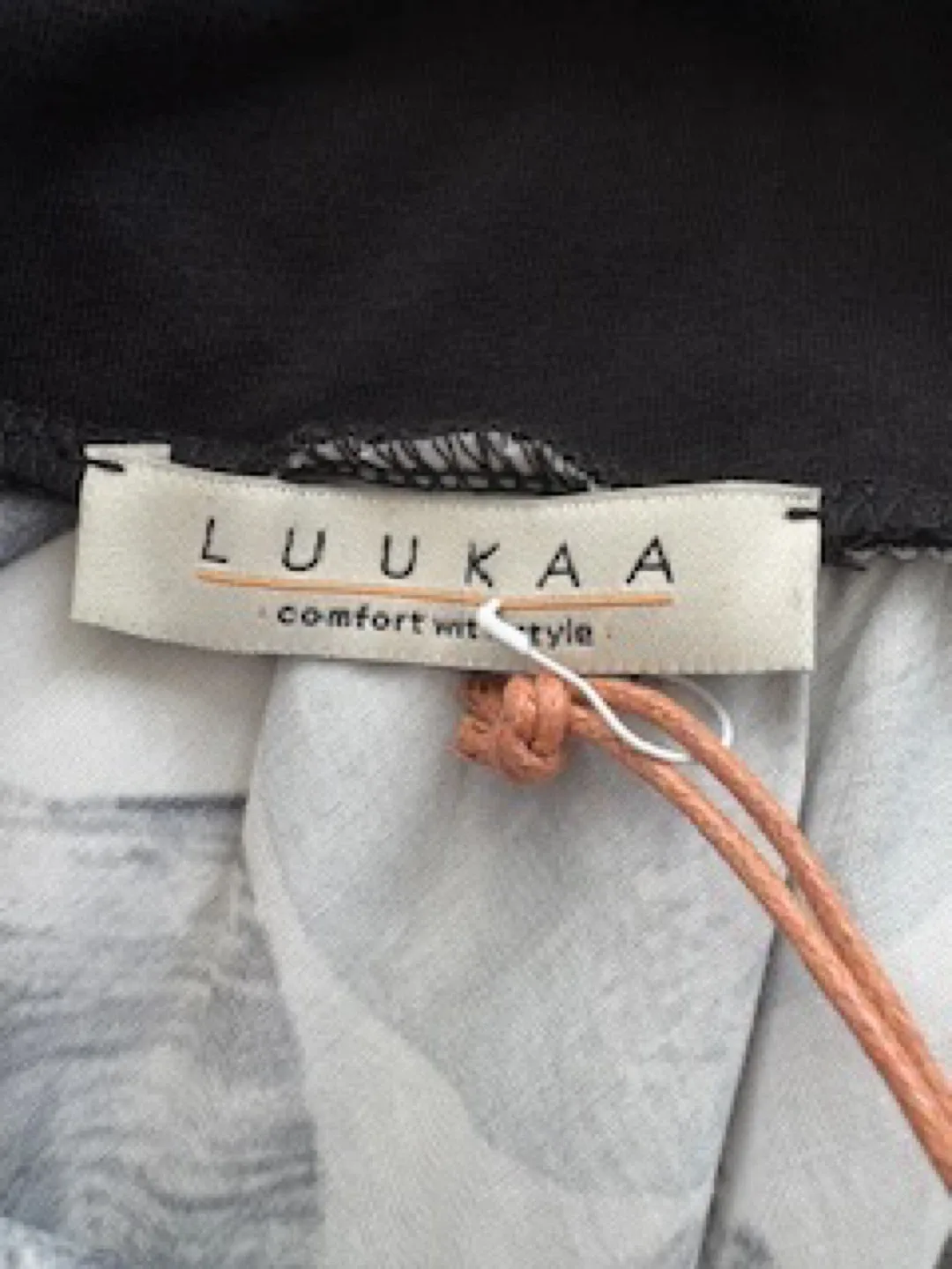 New with tag- Luukaa tulle Skirt elastic waist image indicator(2)