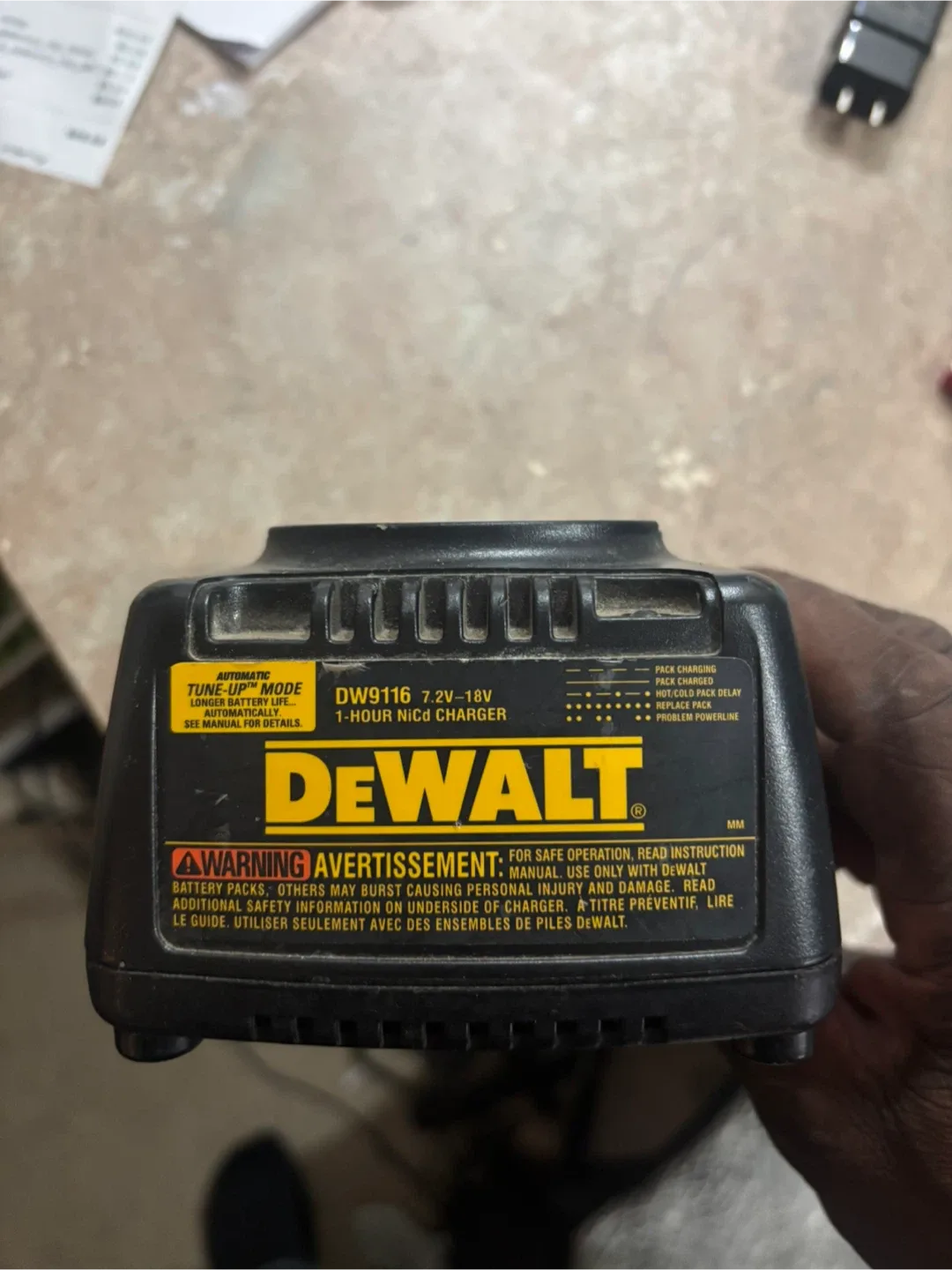 DeWalt DW9116 7.2V-18V 1-Hour NiCd Charger image indicator(2)