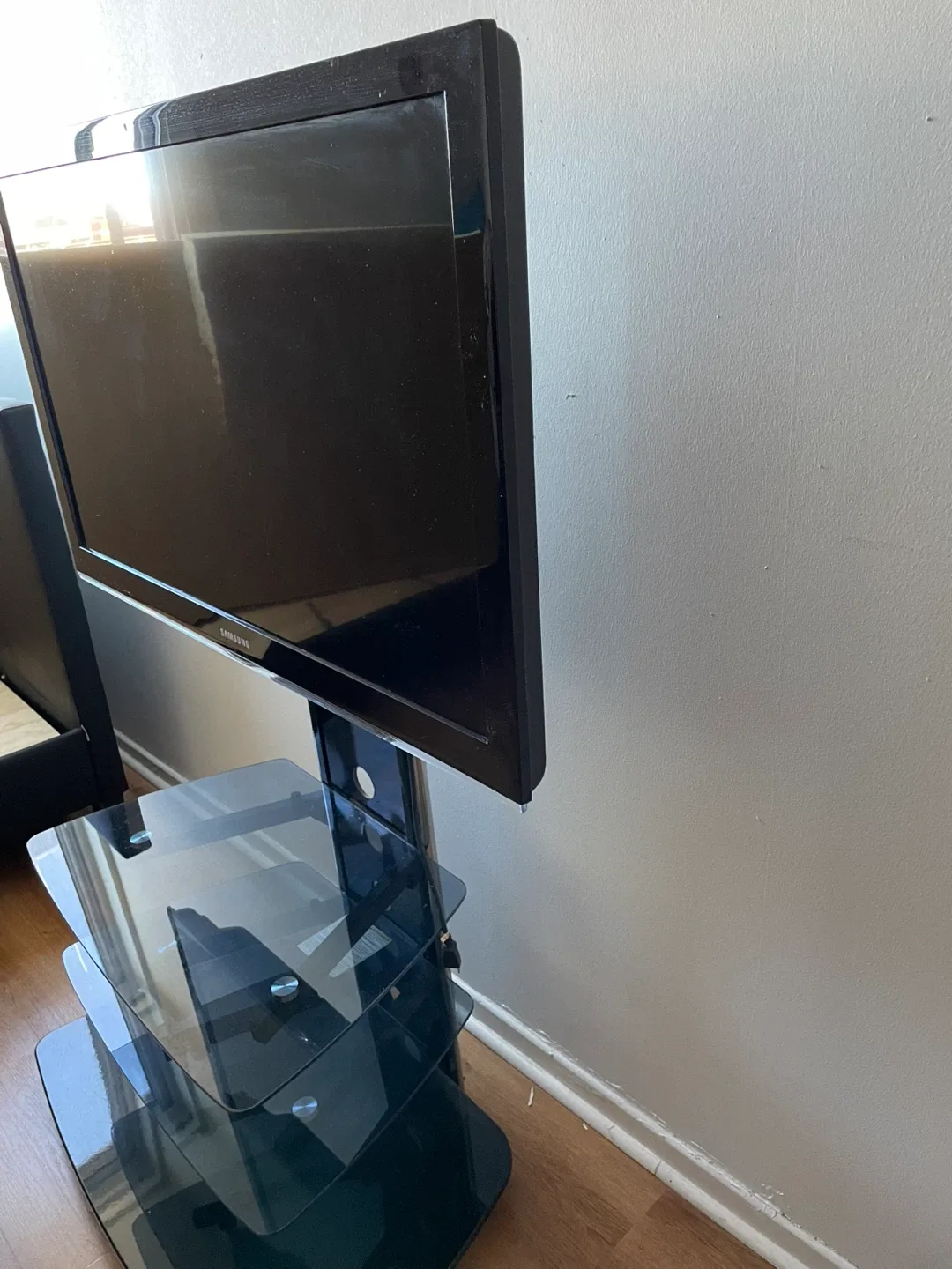 Samsung TV with Black Glass Stand image indicator(4)