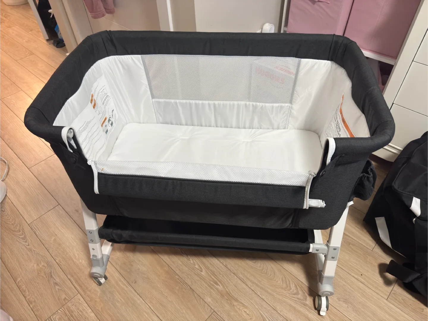 Baby bassinet with changing mat image indicator(2)