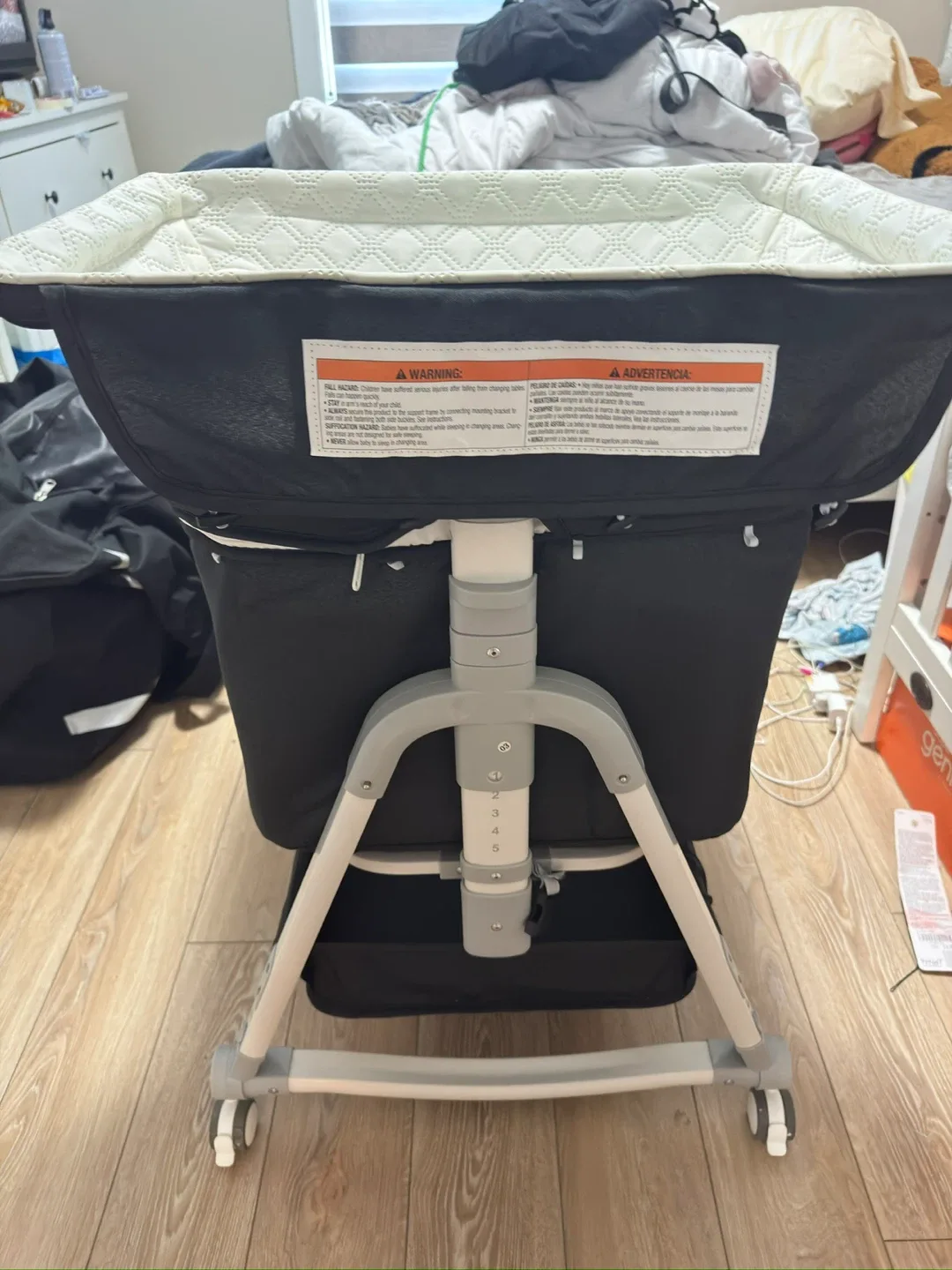 Baby bassinet with changing mat image indicator(4)