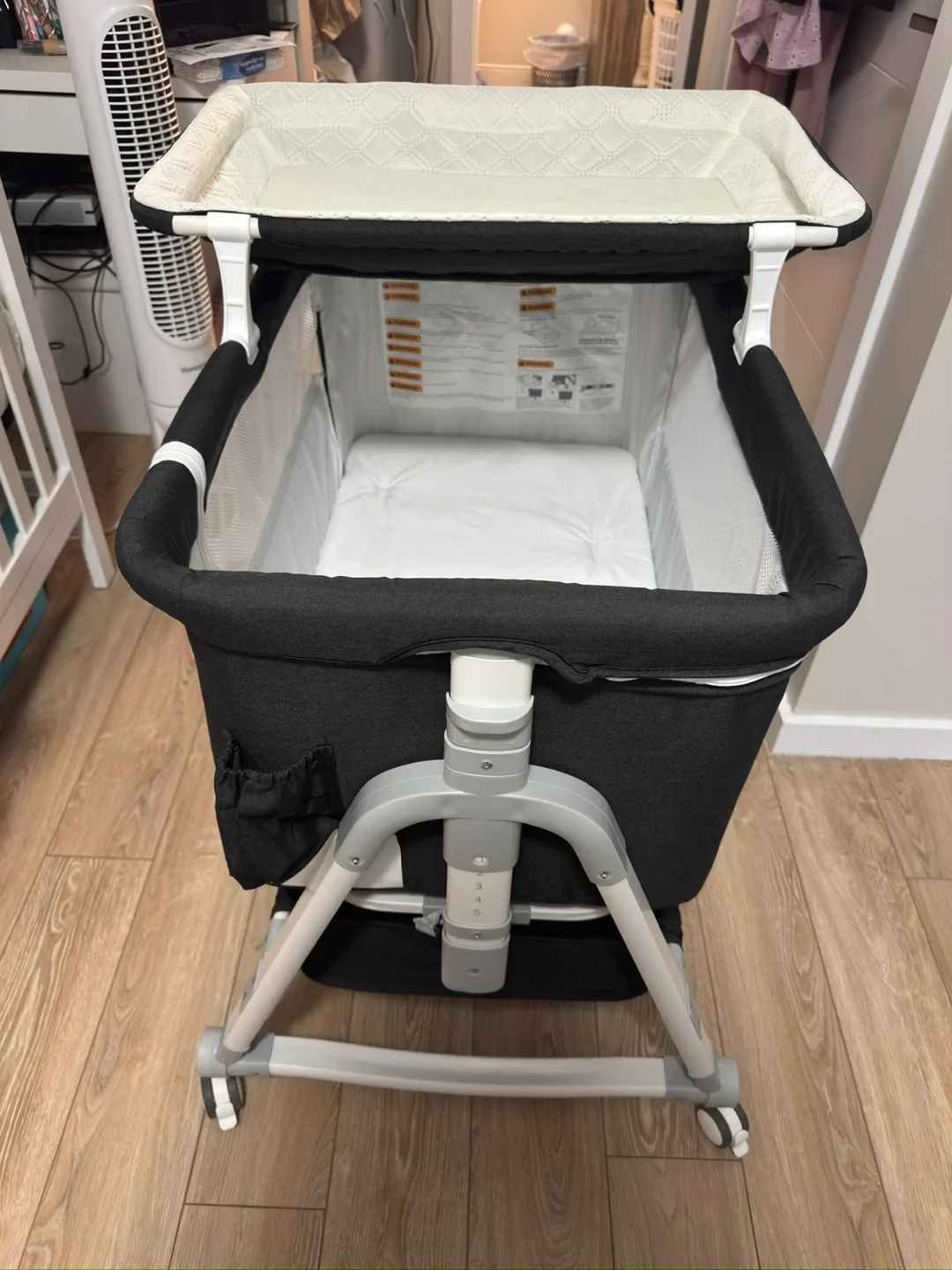 Baby bassinet with changing mat image indicator(5)