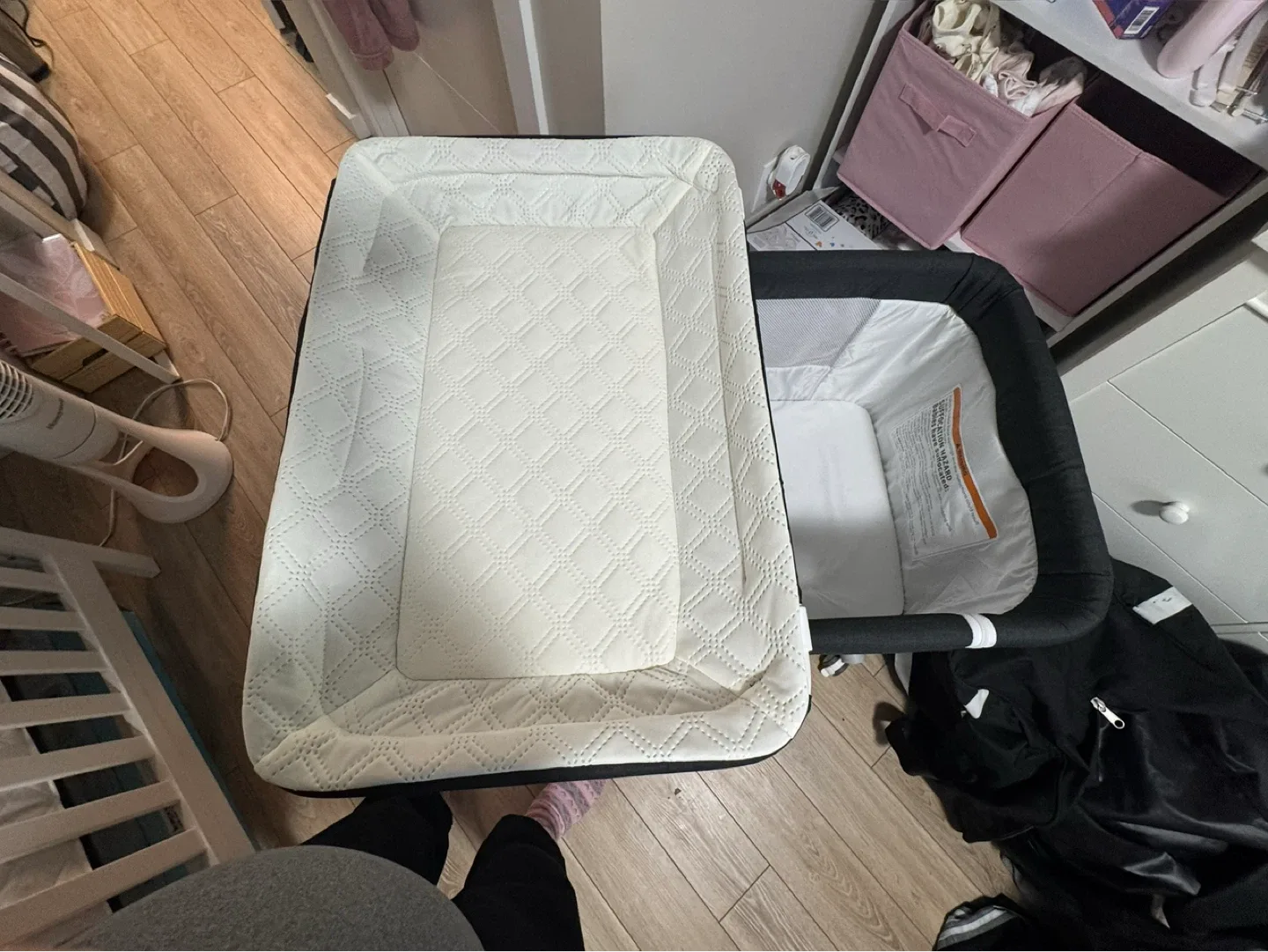 Baby bassinet with changing mat image indicator(3)