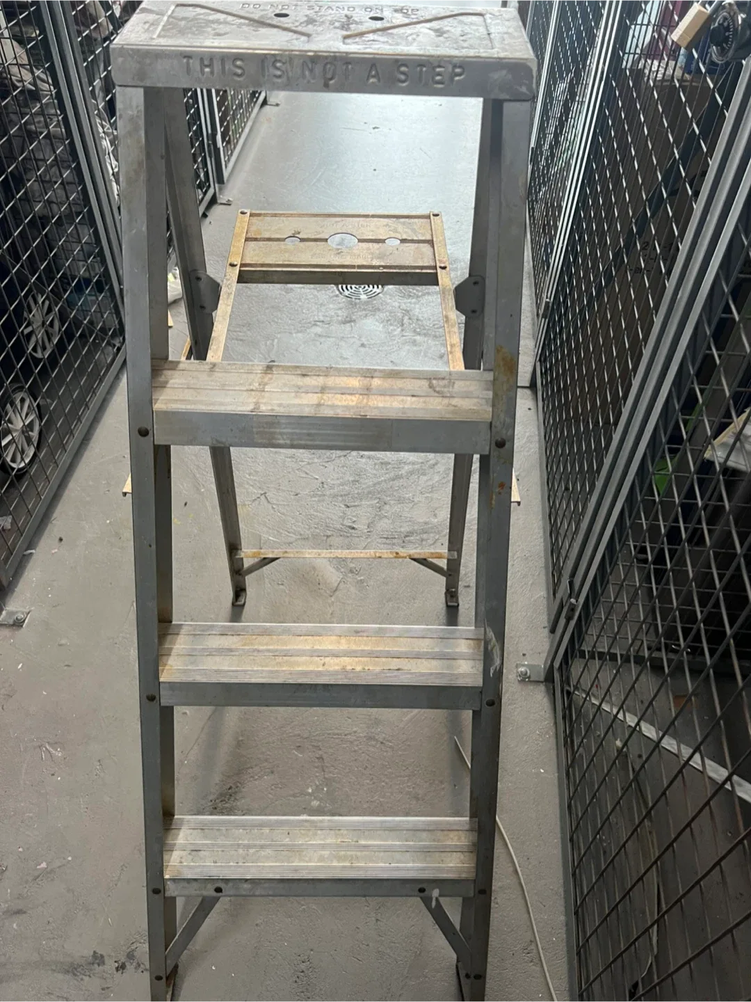 Aluminum Ladder, Model 504, Type 3 image indicator(2)