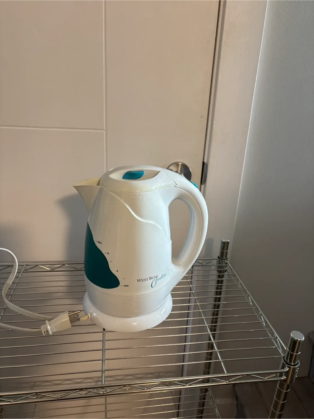 West Bend Cordless Electric Kettle image indicator(3)