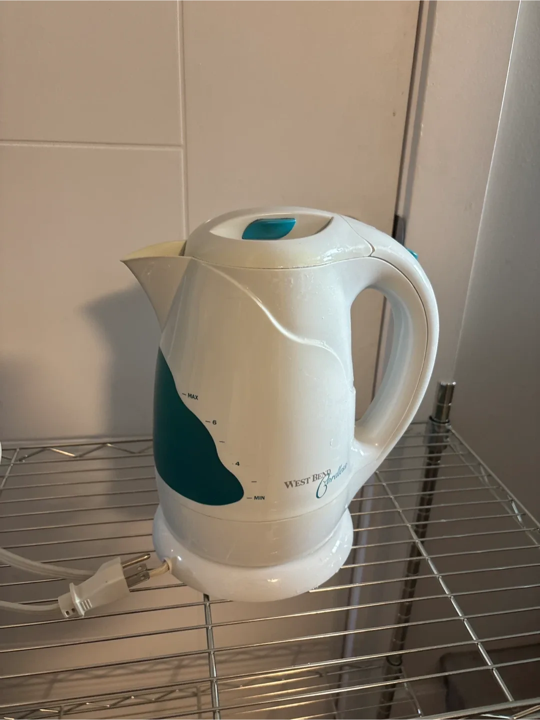 West Bend Cordless Electric Kettle image indicator(4)