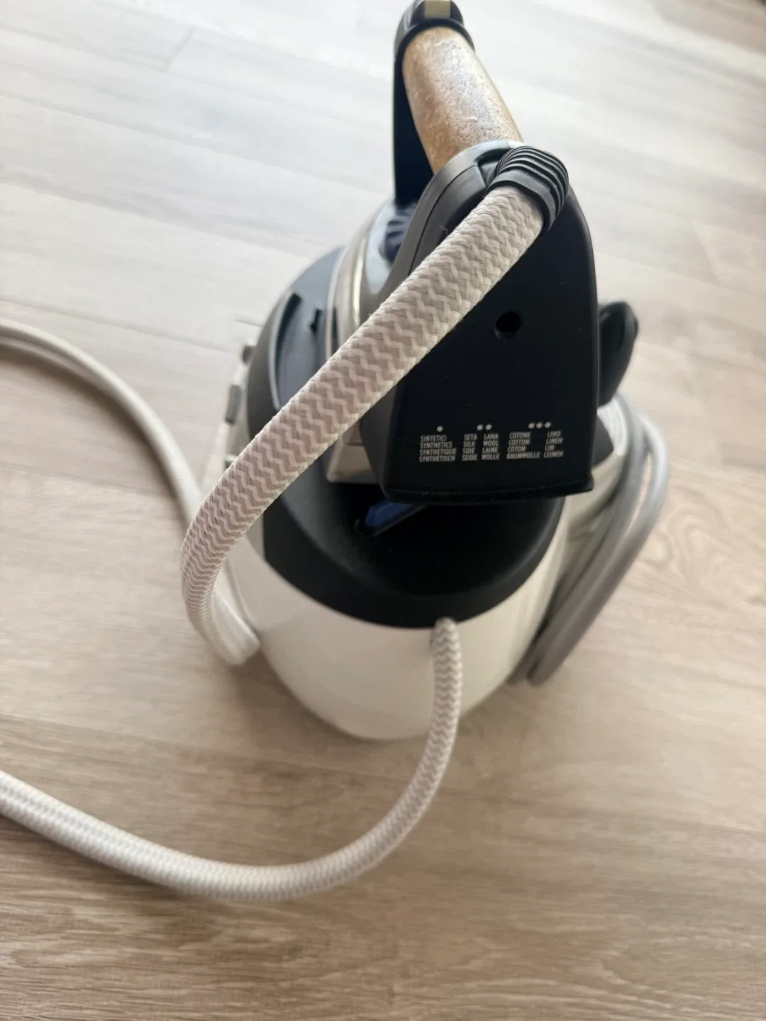 $10 Delonghi PRO300 Iron image indicator(3)