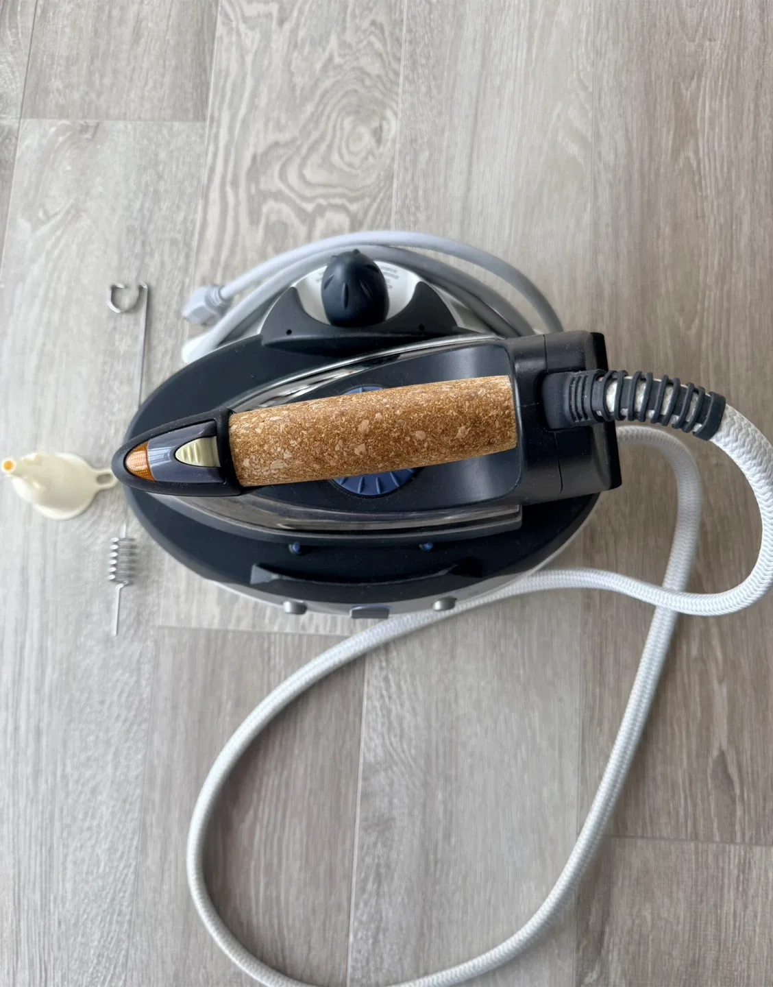 $10 Delonghi PRO300 Iron image indicator(2)