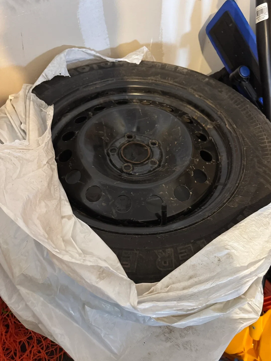 Motomaster Winter Tire on rims, 235/55R17 image indicator(2)