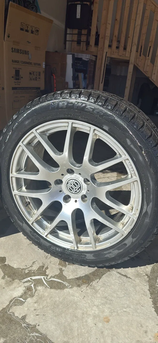 Set of 4 Silver Winter Tires on Alloy Rims – 245/45R18 image indicator(3)