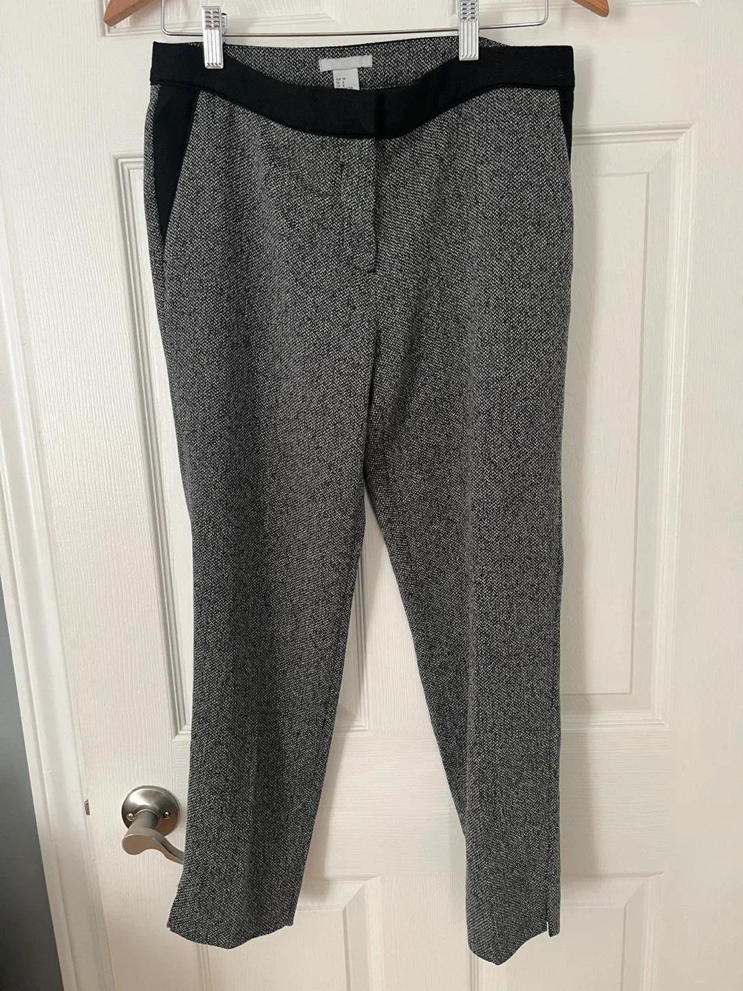 Size 8 women’s H&M Grey Patterned Trousers image indicator(3)