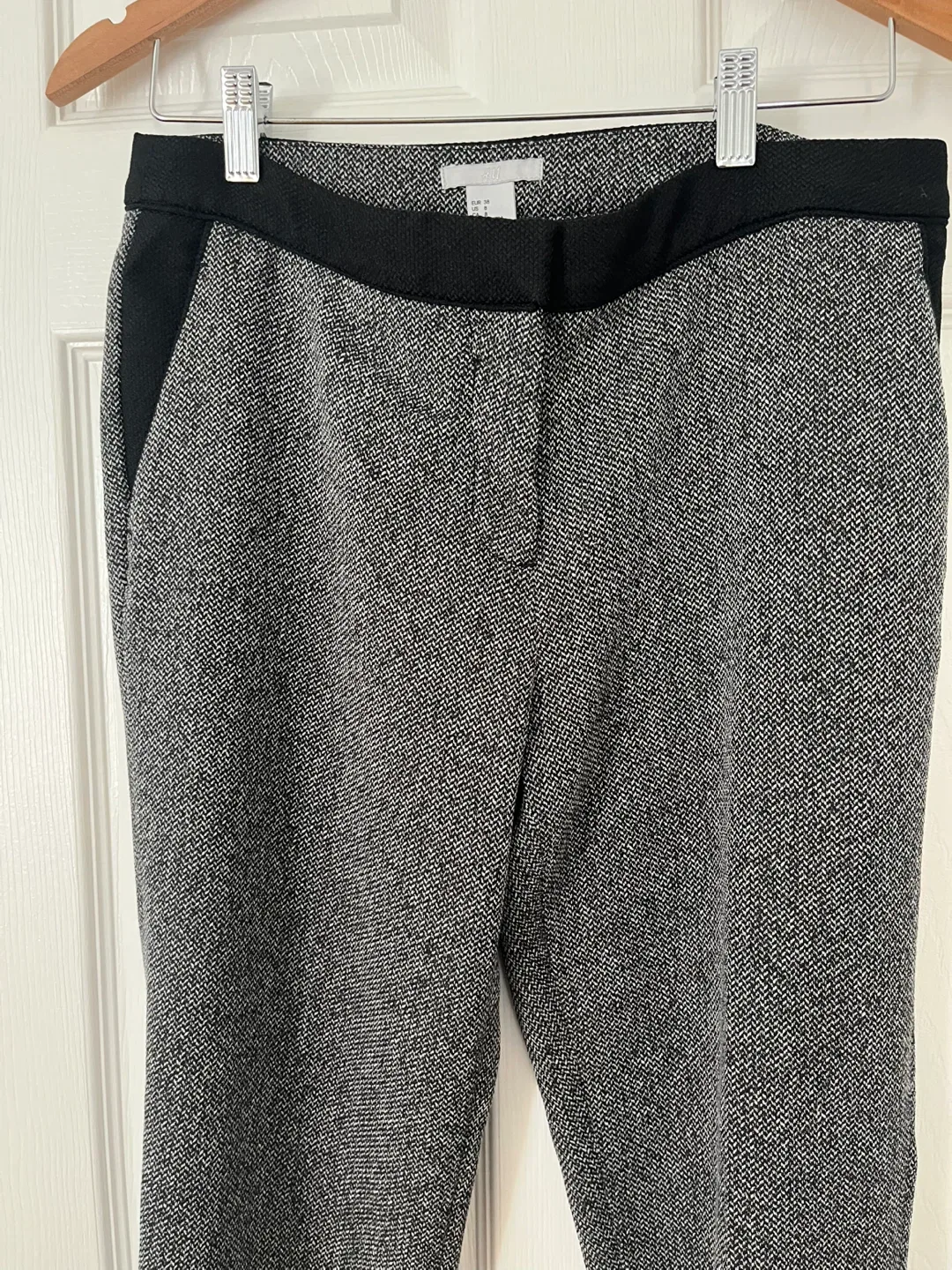 Size 8 women’s H&M Grey Patterned Trousers image indicator(4)