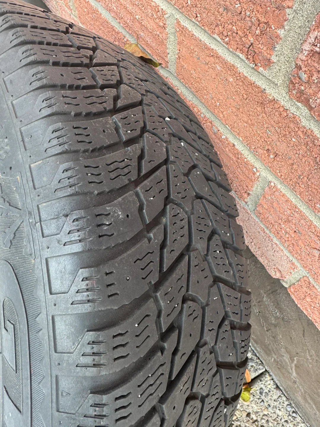 235/60R18 Winter Tires image indicator(5)