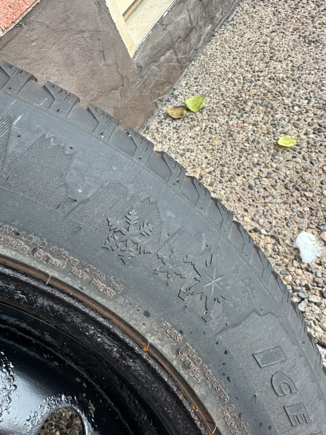 235/60R18 Winter Tires image indicator(3)