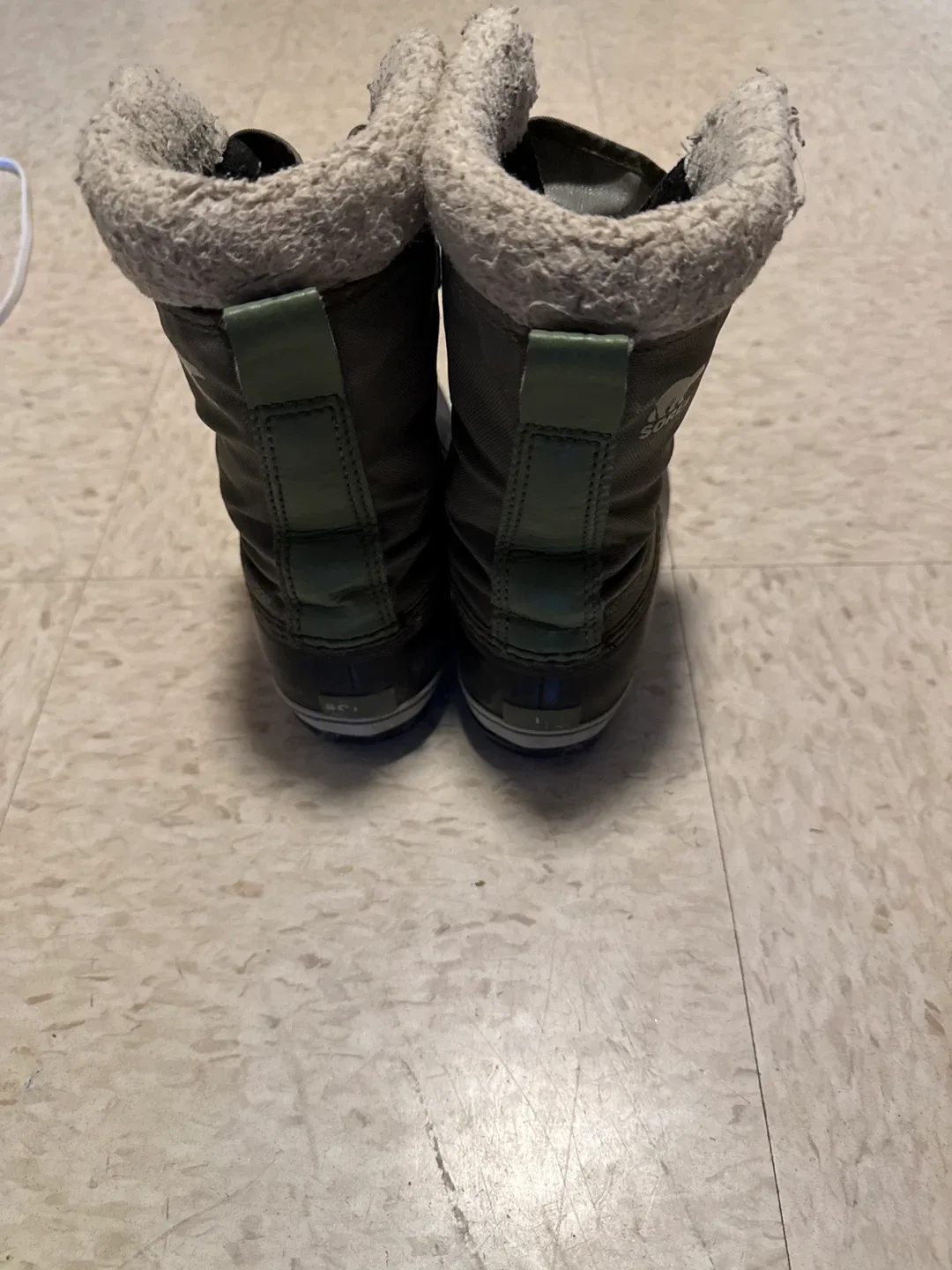 Sorel Green kids Winter Boots, Size 4 50$obo image indicator(3)