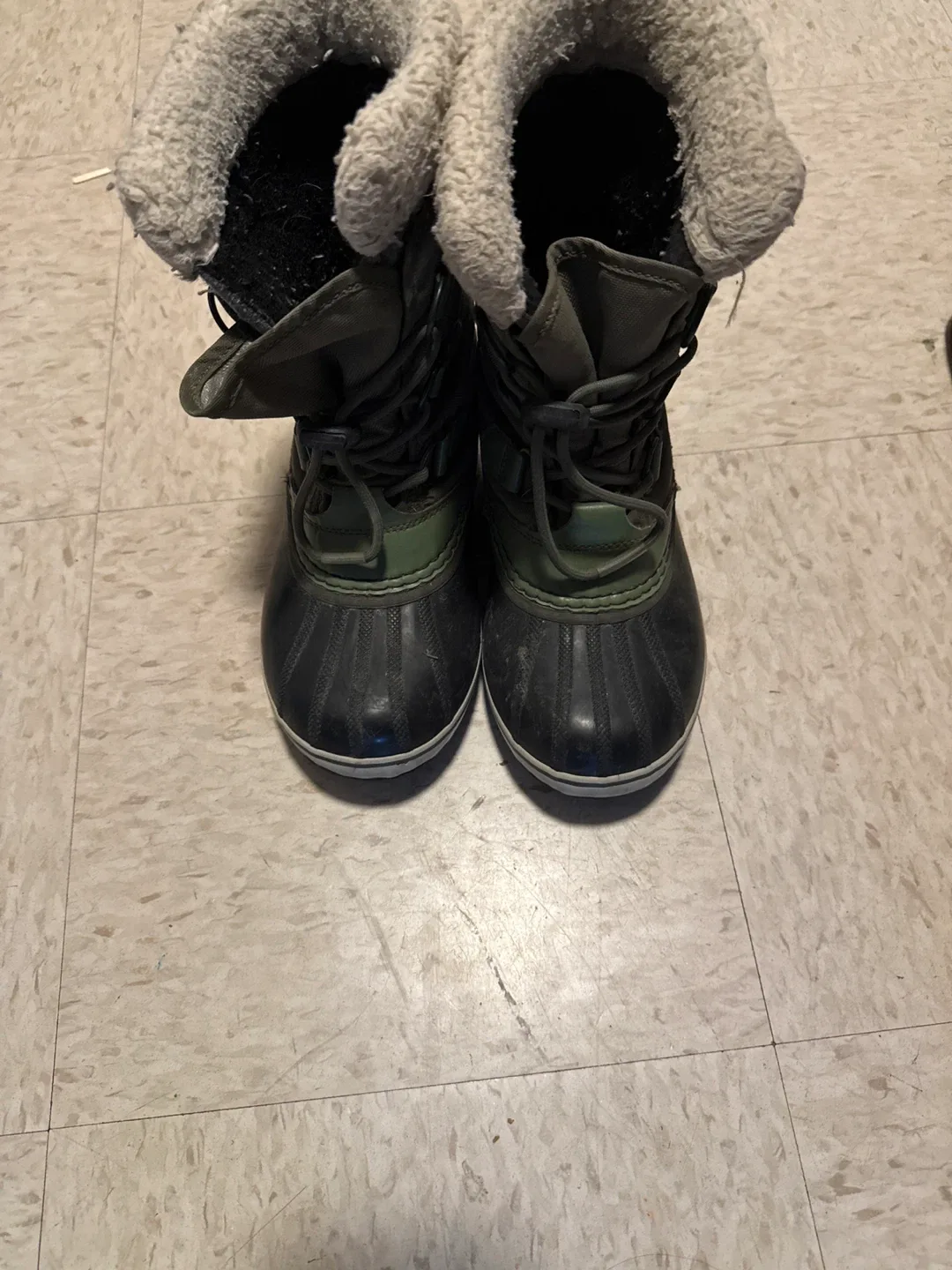 Sorel Green kids Winter Boots, Size 4 50$obo image indicator(2)