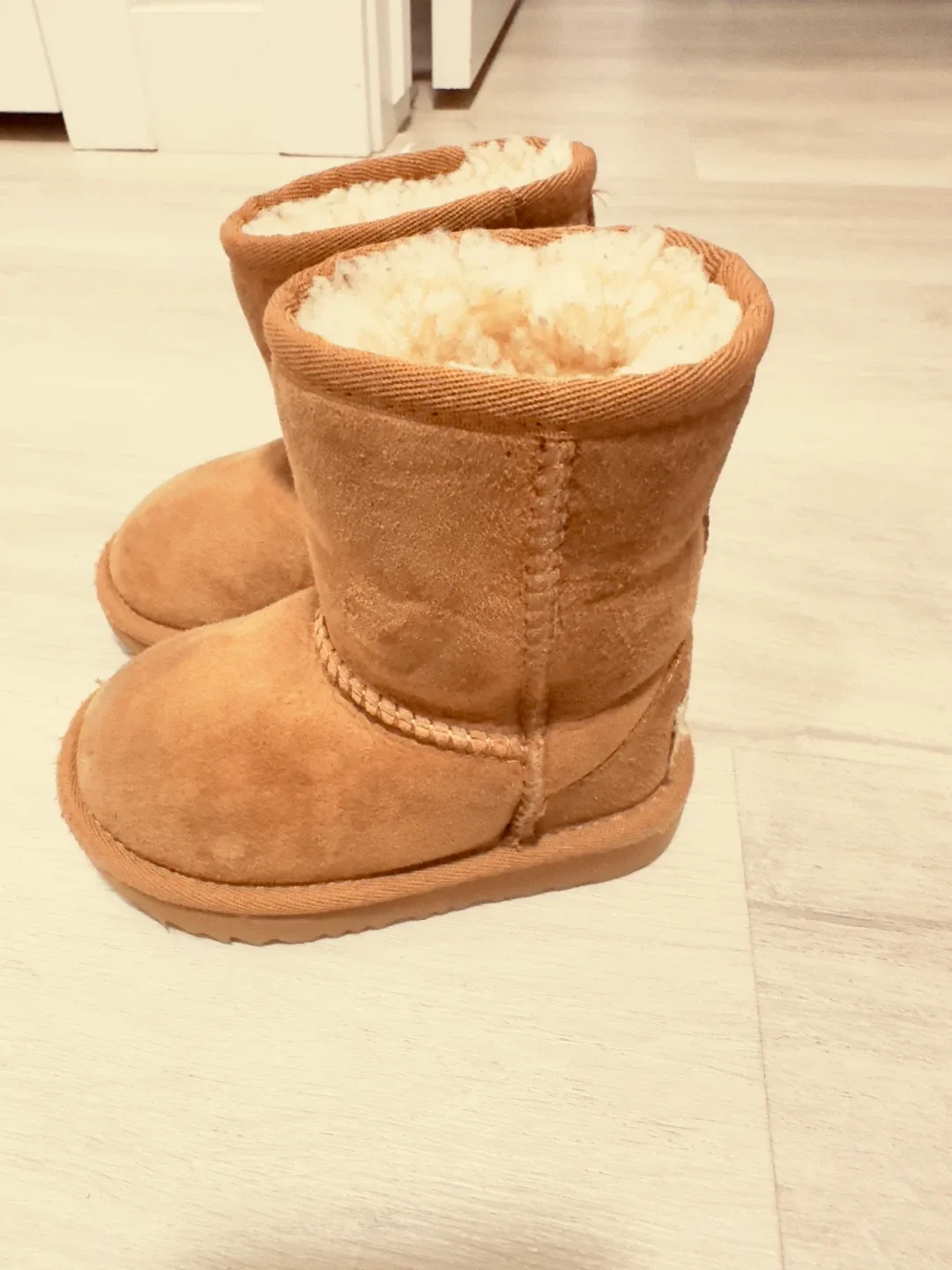 UGG Kids' Classic Short Boots - Size 7 image indicator(4)