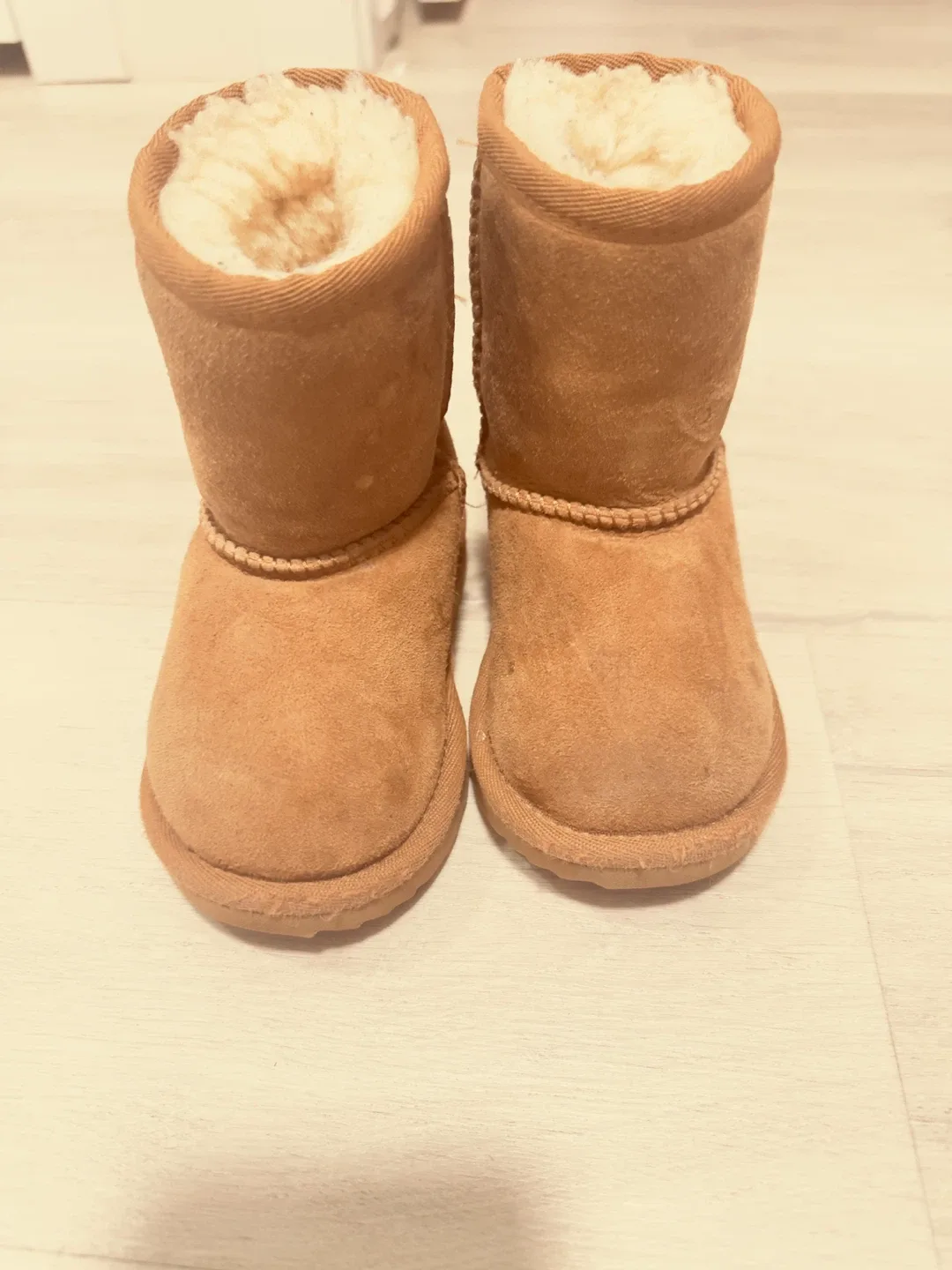 UGG Kids' Classic Short Boots - Size 7 image indicator(2)
