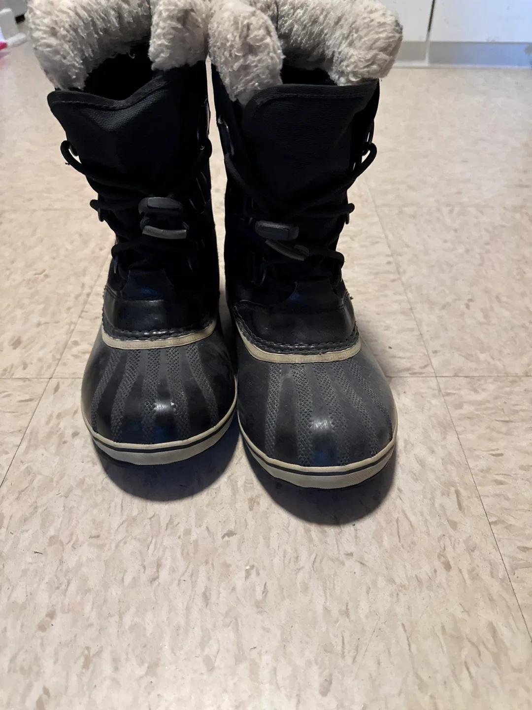Sorel kids Winter Boots size 4 50$obo image indicator(2)