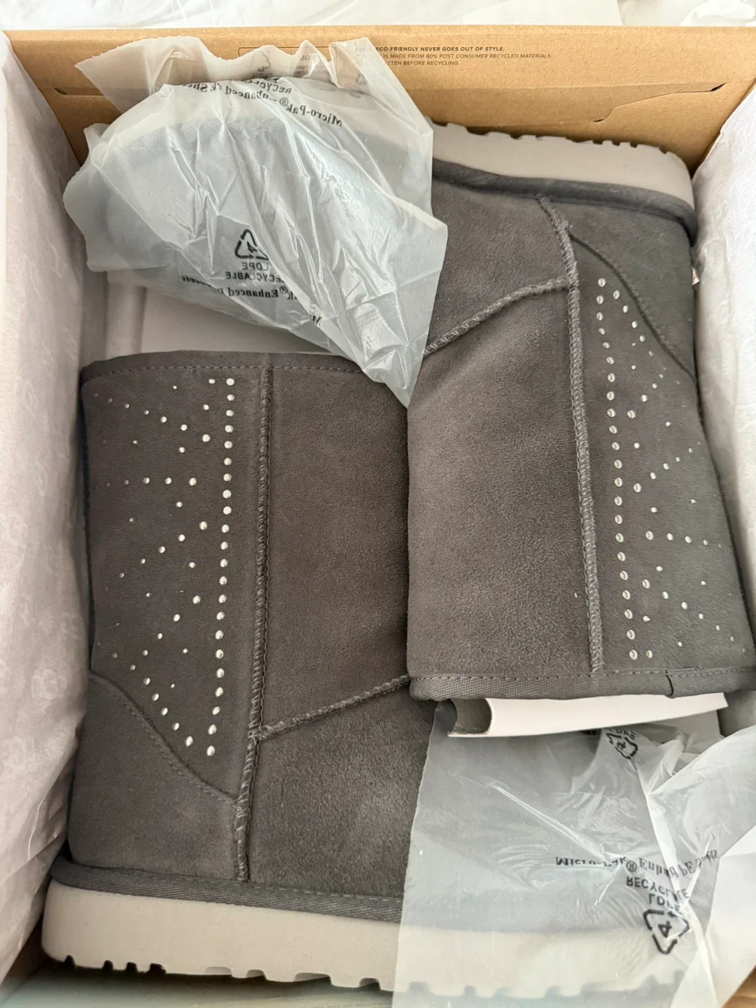 UGG W Classic Short Studded Boots - US Size 7 image indicator(6)