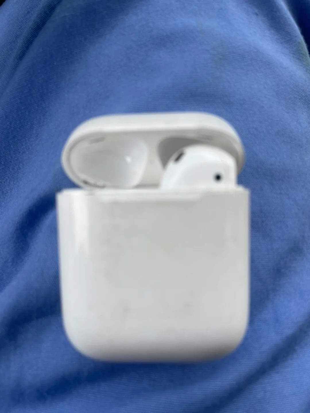 Apple AirPods with Charging Case image indicator(2)